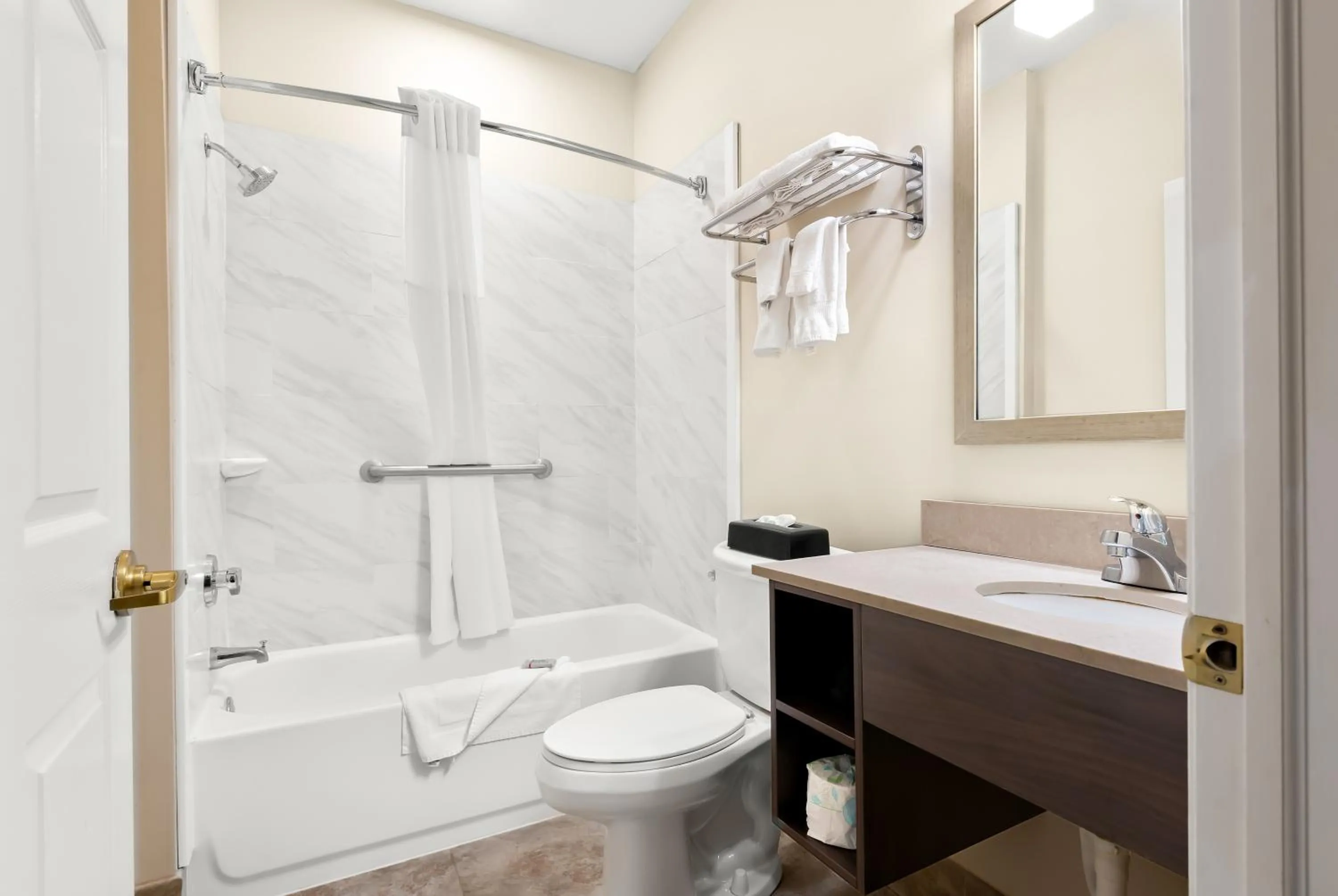 Shower in Best Western Palmyra Inn & Suites