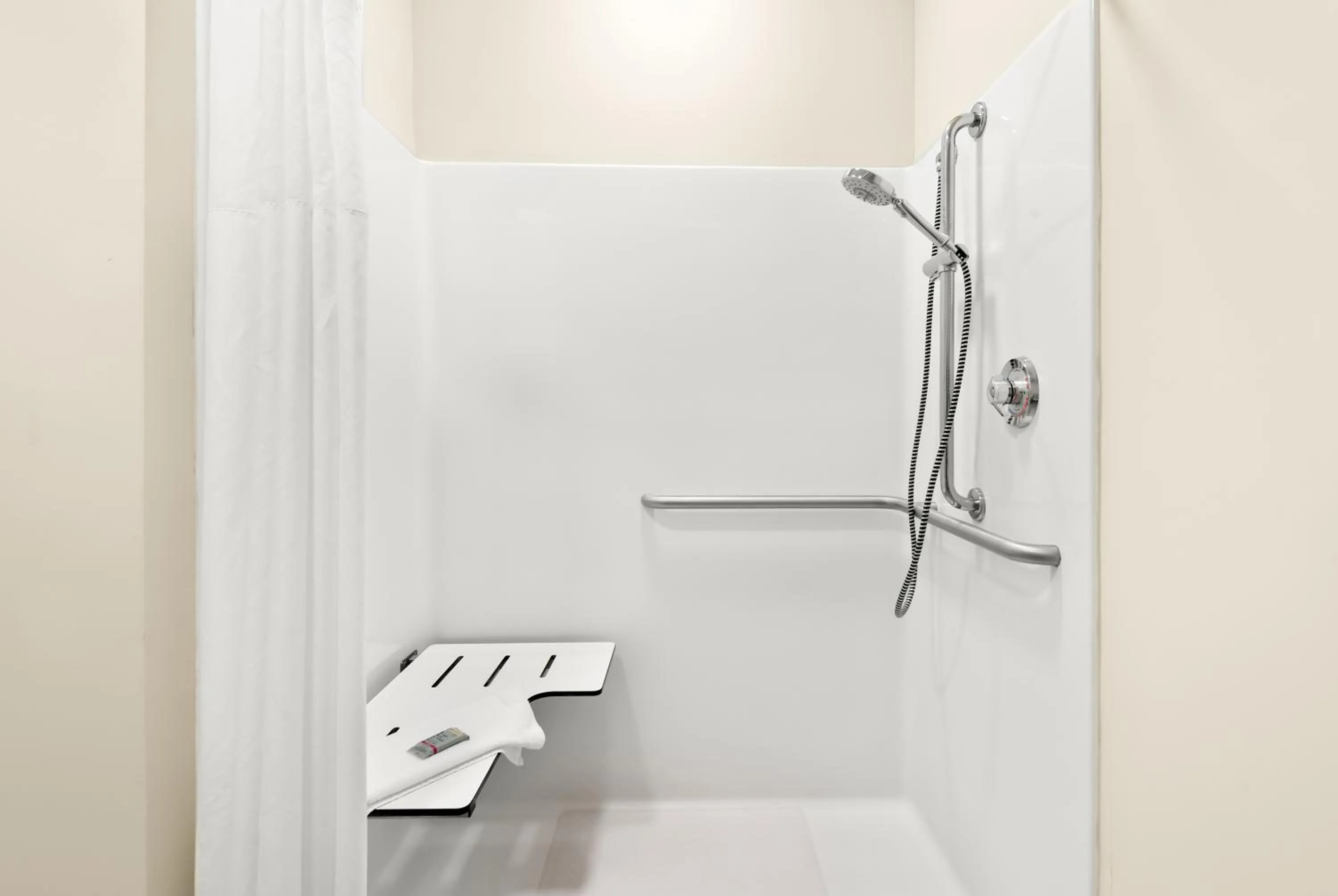 Shower in Best Western Palmyra Inn & Suites