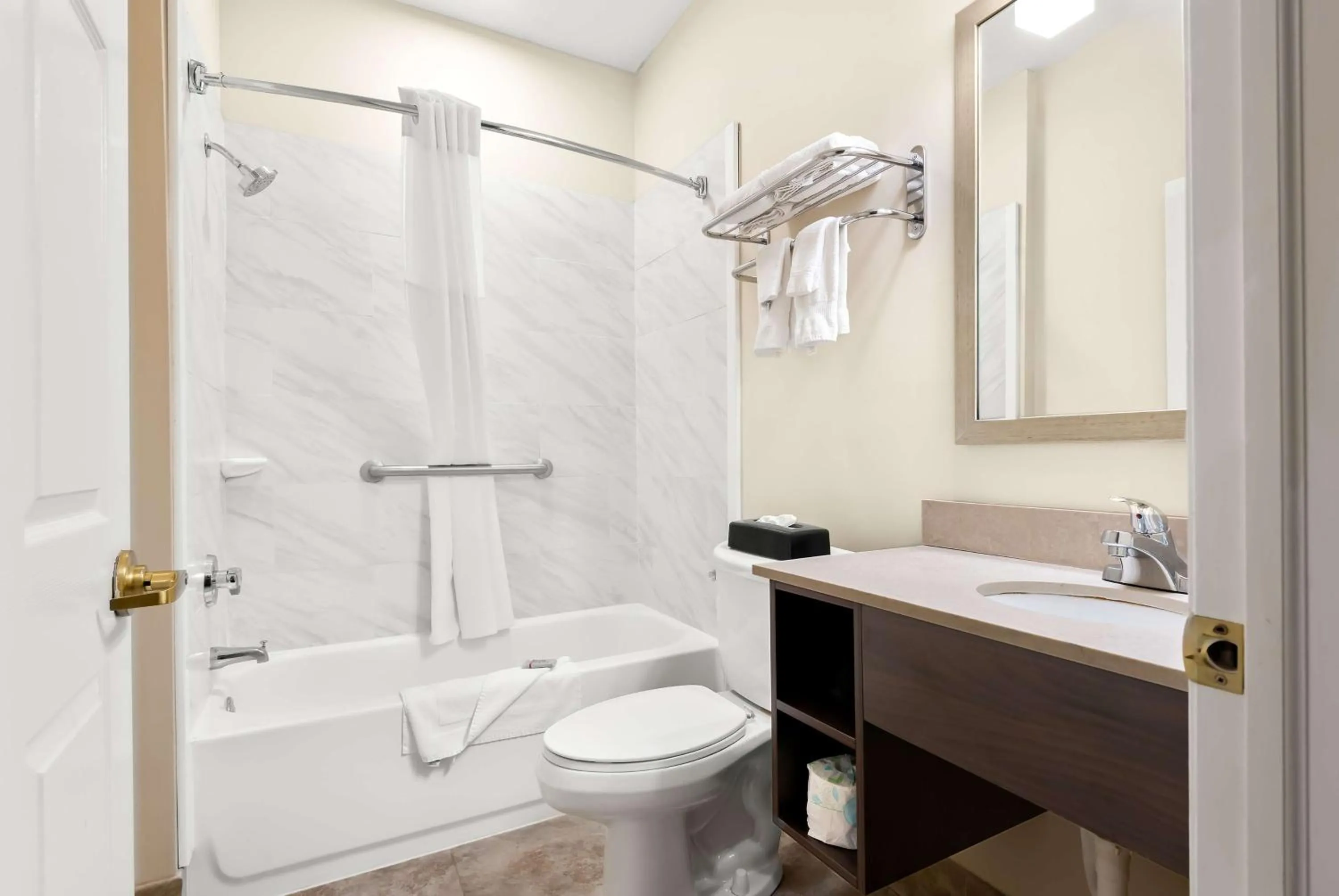 Bathroom in Best Western Palmyra Inn & Suites