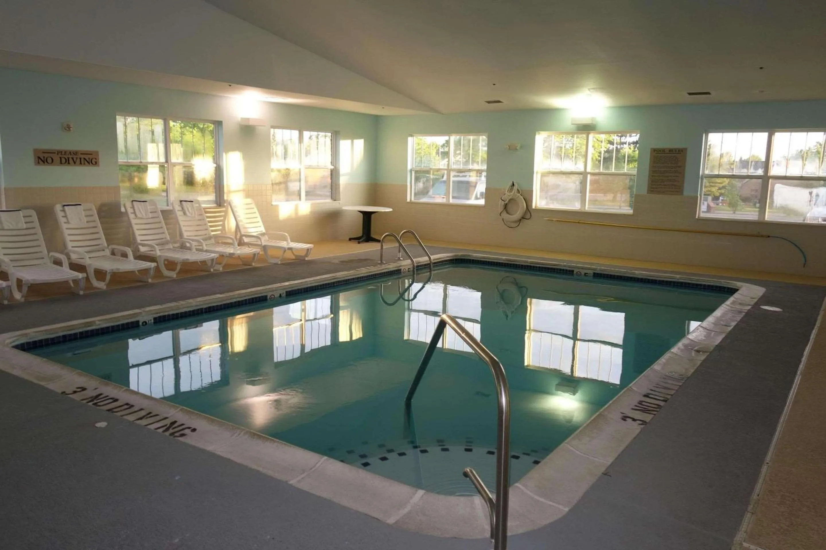 Swimming pool in Country Inn & Suites by Radisson, Lansing, MI
