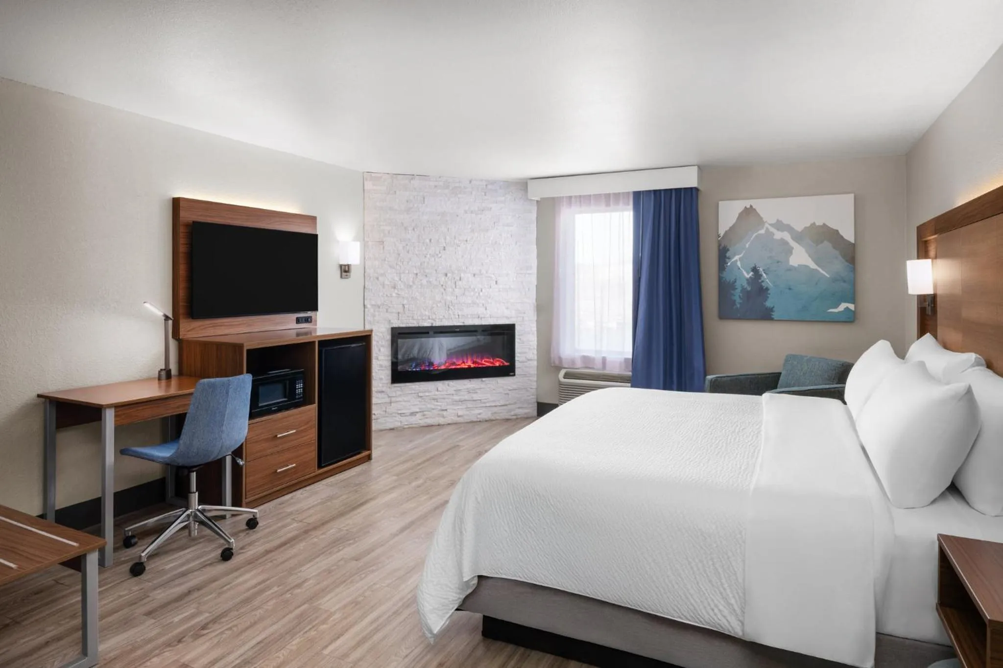 Photo of the whole room, Bed in Garner Hotel Pigeon Forge Downtown by IHG