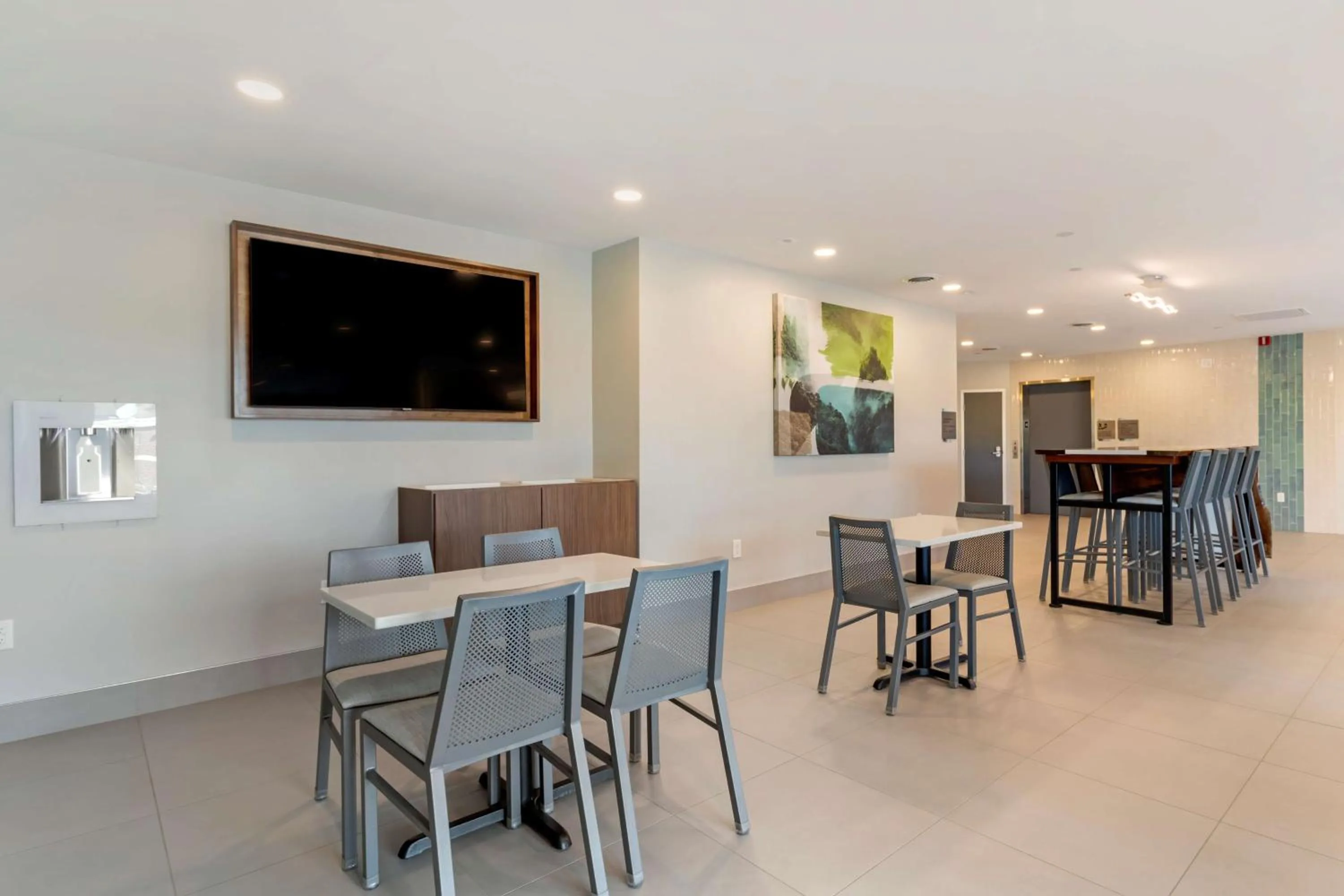 Breakfast in Garner Hotel Pigeon Forge Downtown by IHG