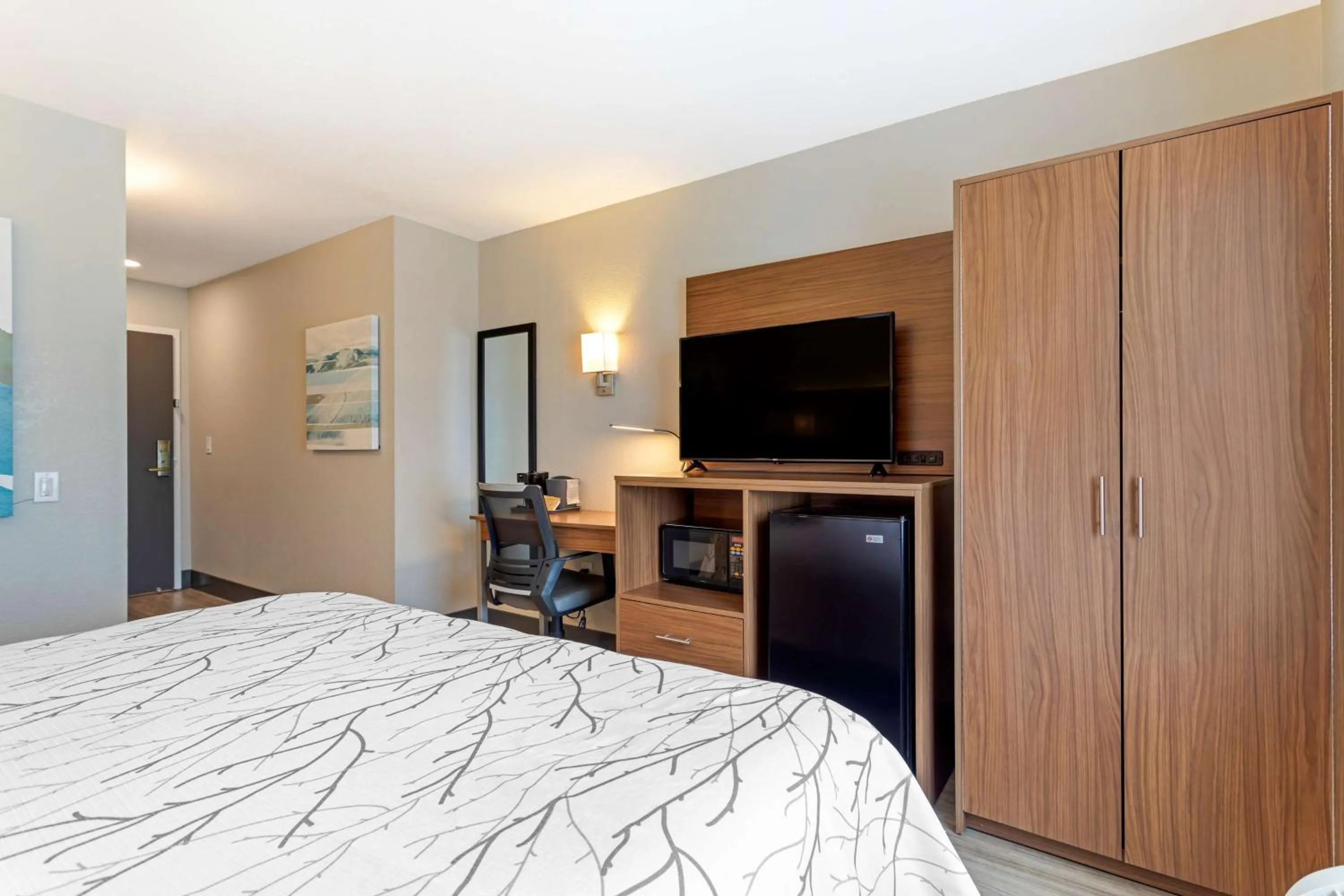 Bedroom in Garner Hotel Pigeon Forge Downtown by IHG