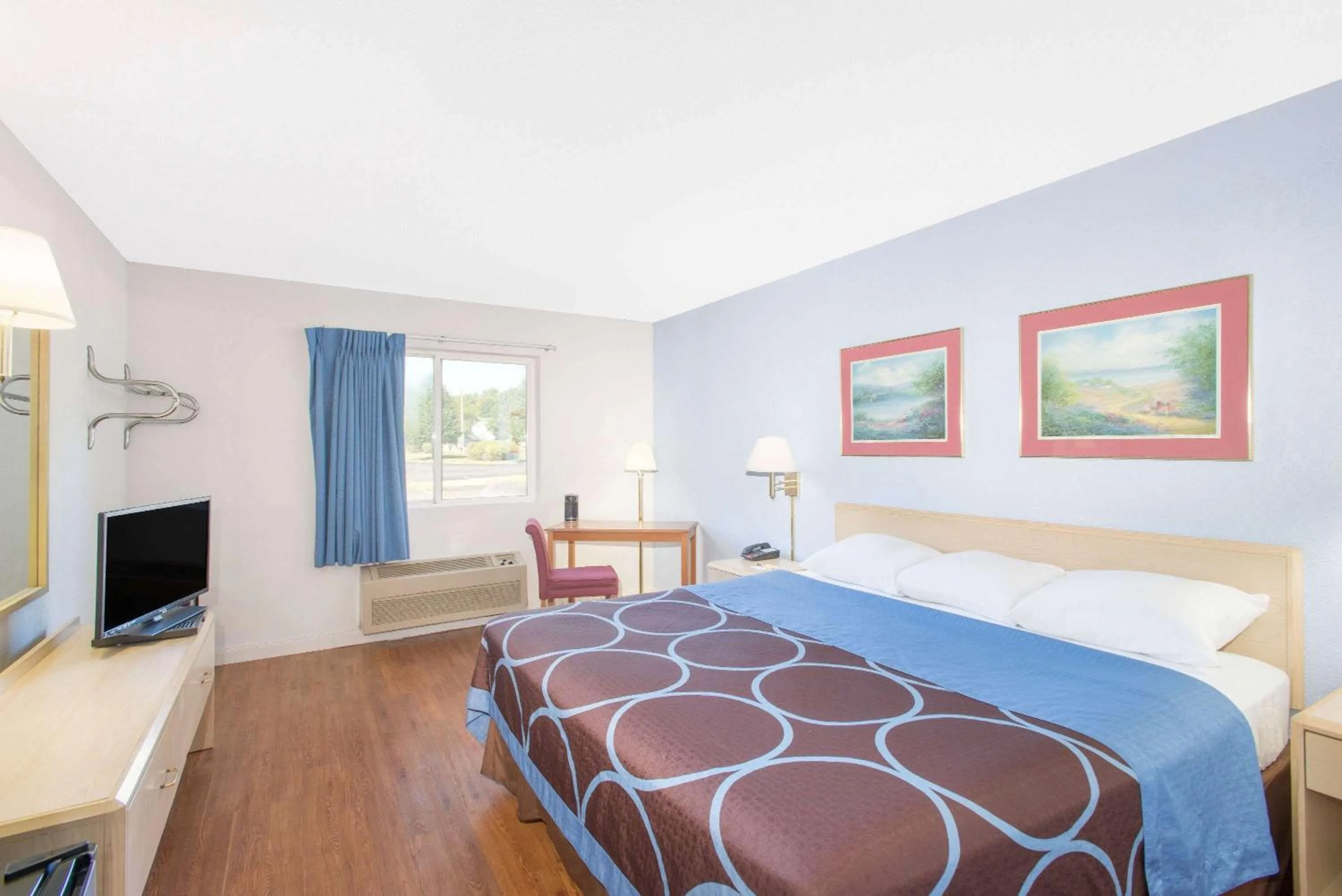 Photo of the whole room in Super 8 by Wyndham Webster/Rochester