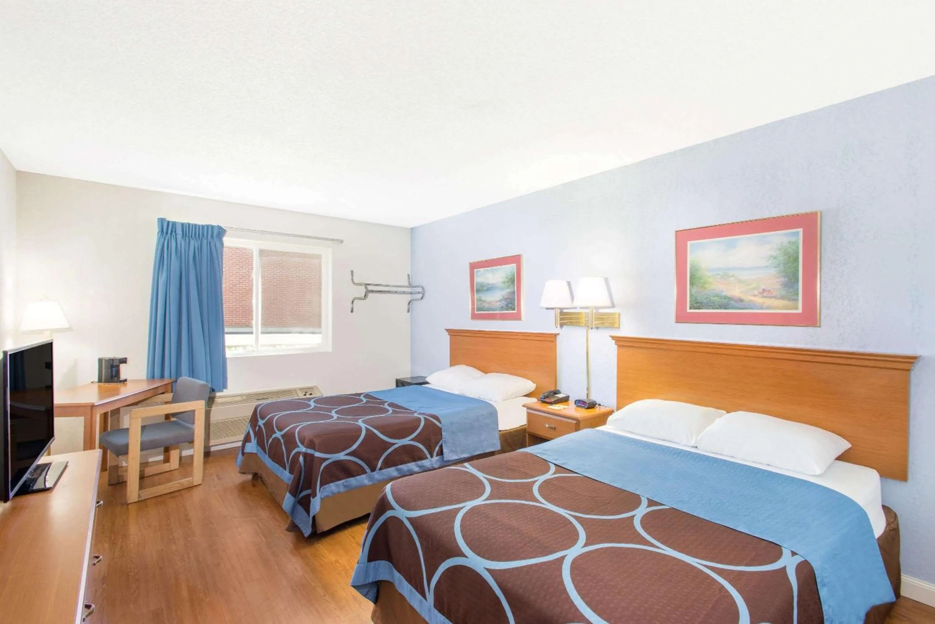 Photo of the whole room in Super 8 by Wyndham Webster/Rochester