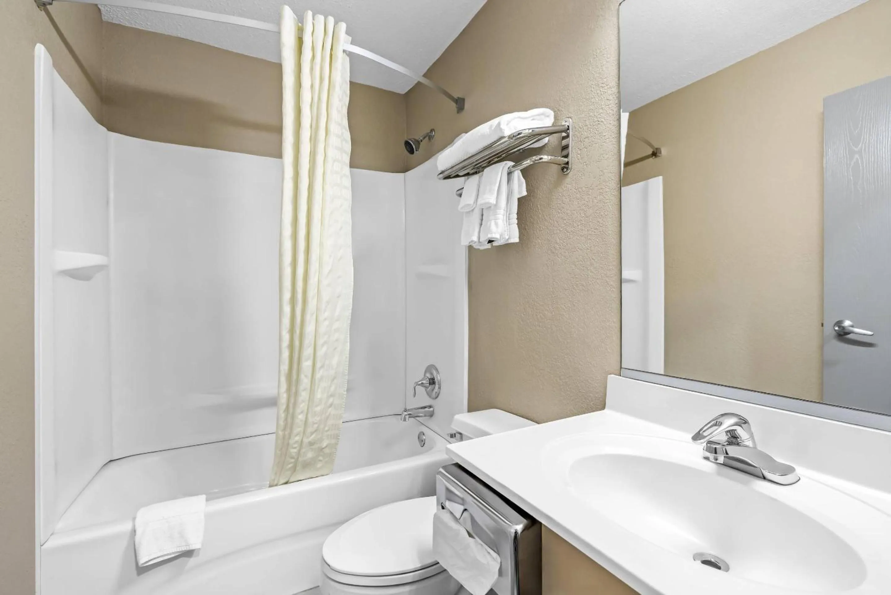 Bedroom in Rodeway Inn