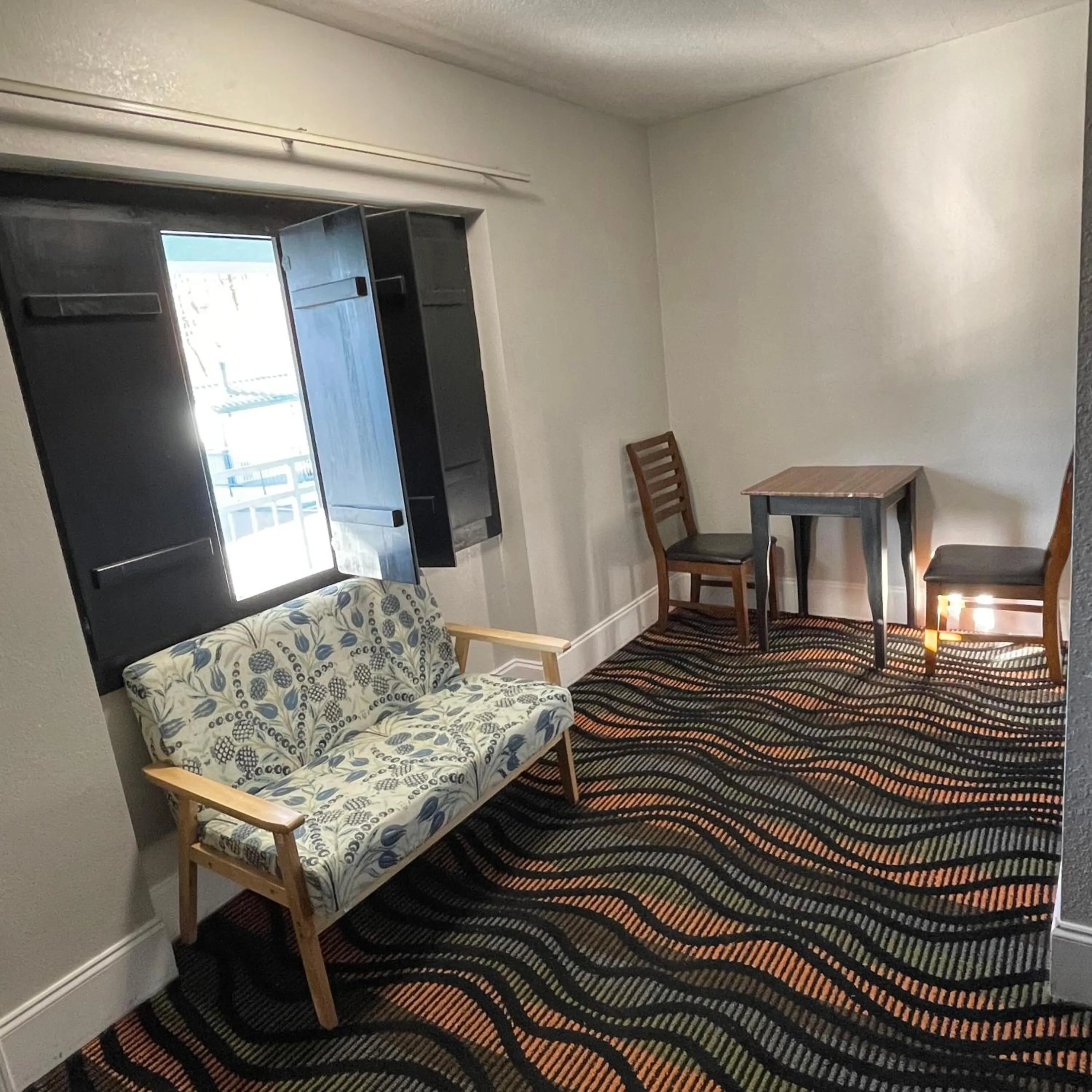 Living room in Country Town N' Suites