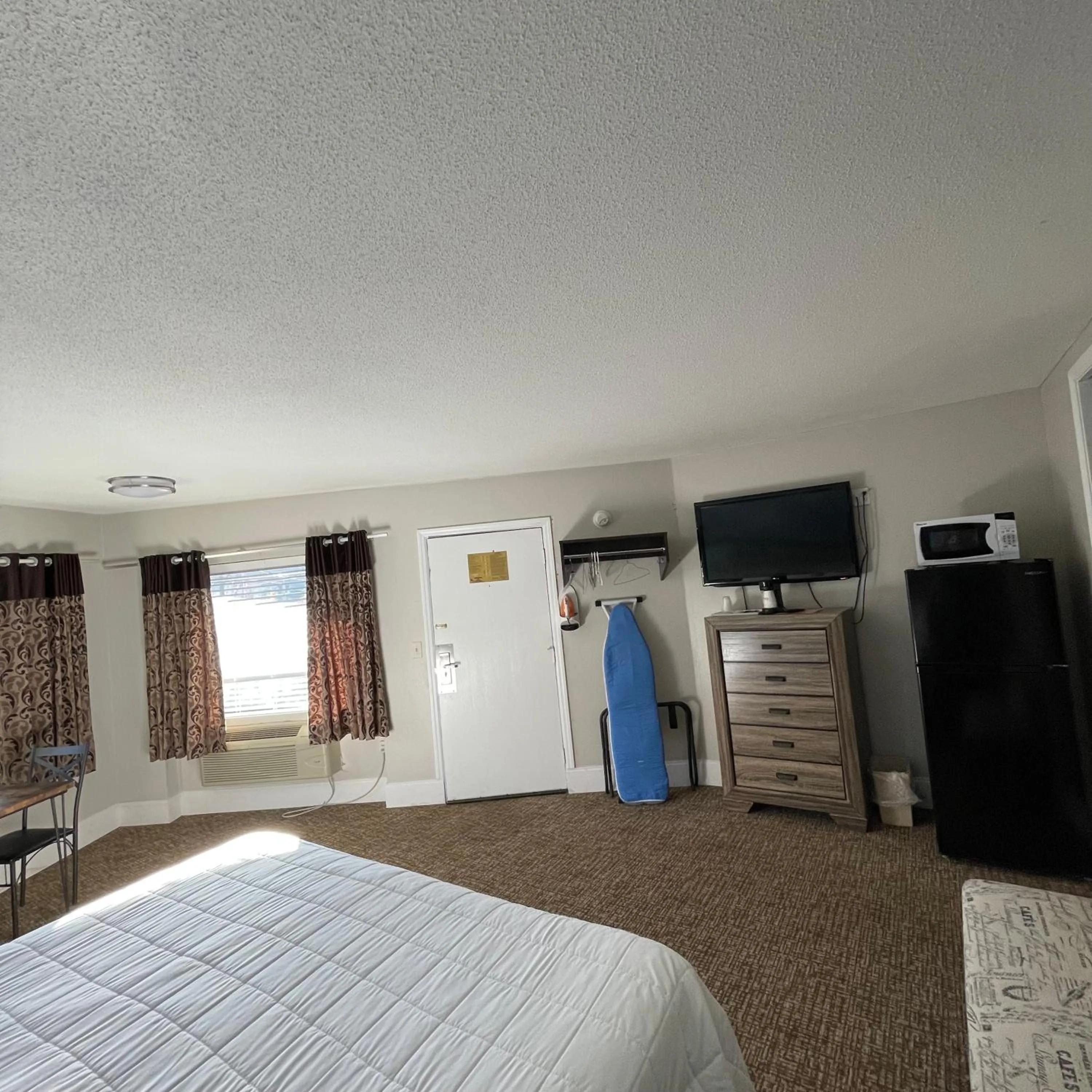 Photo of the whole room, Bed in Country Town N' Suites