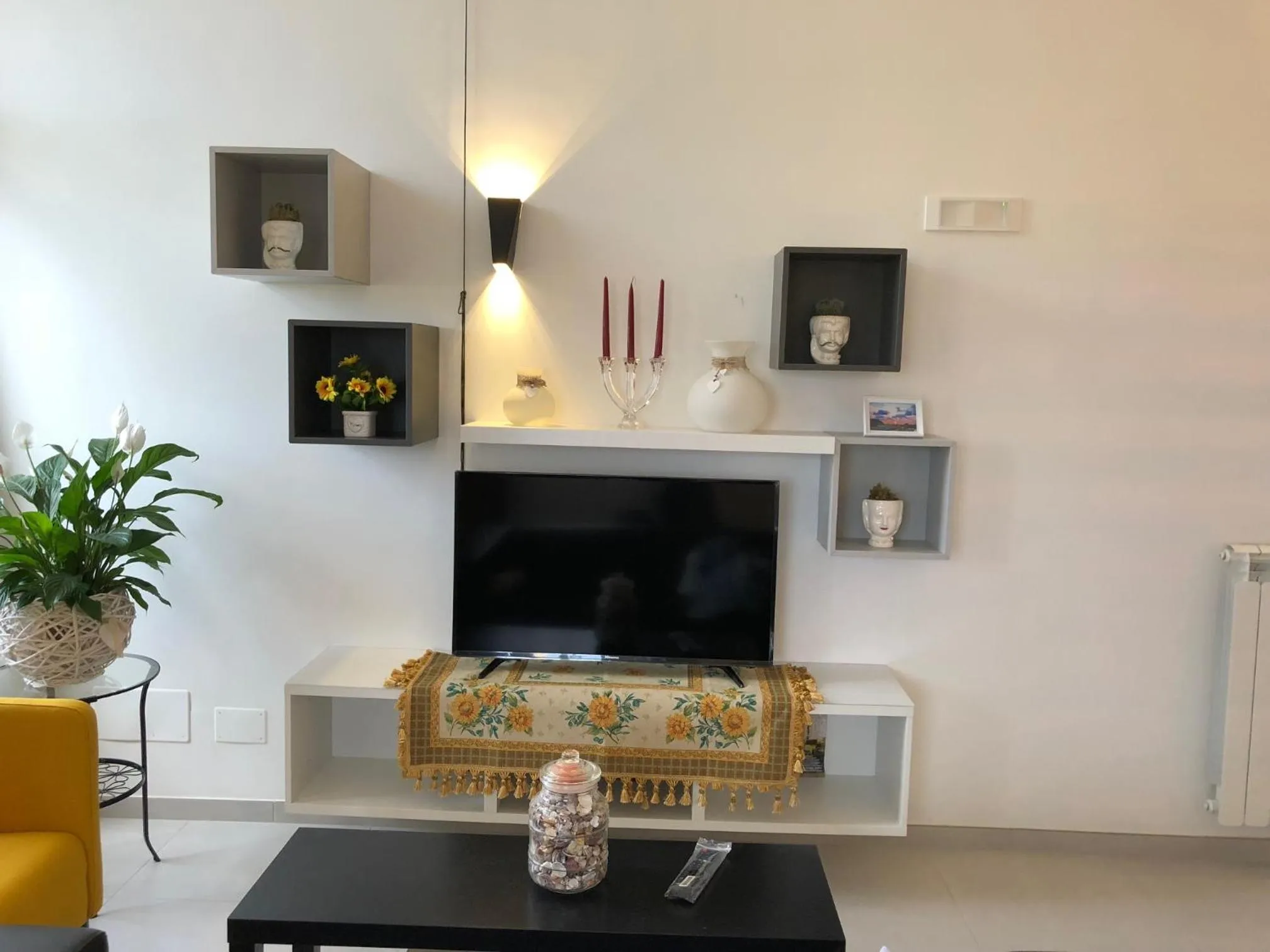 Communal lounge/ TV room in B & B Il Giardino sul Mare