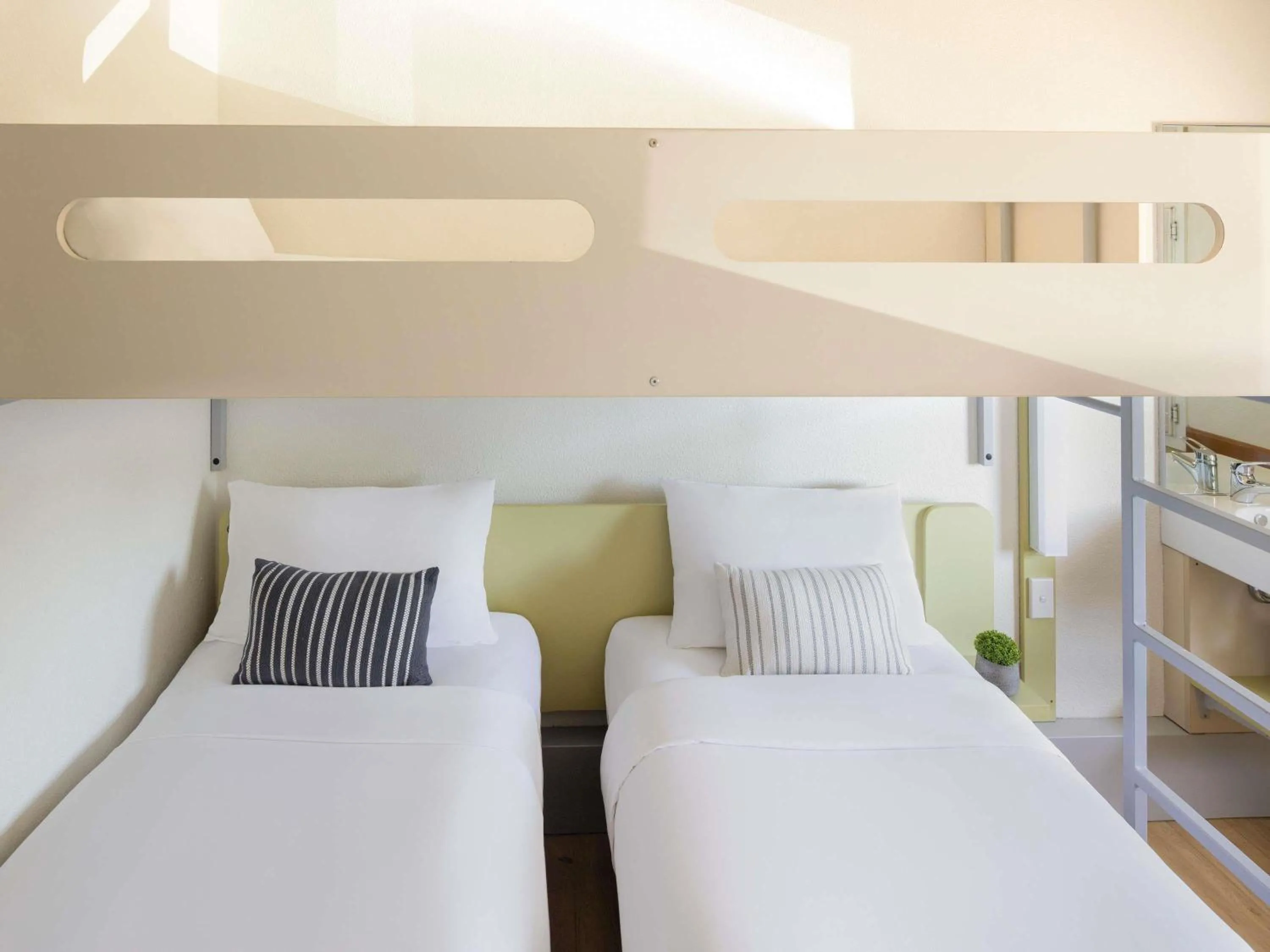 Bedroom, Bed in ibis Budget Canberra