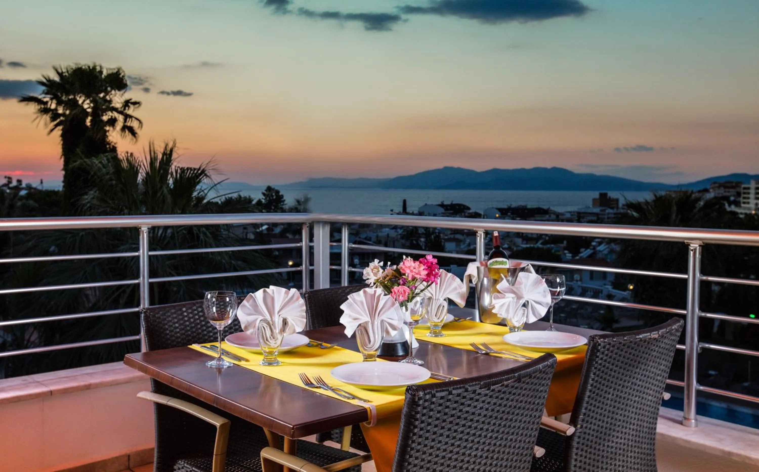 Restaurant/places to eat in Palmin Hotel