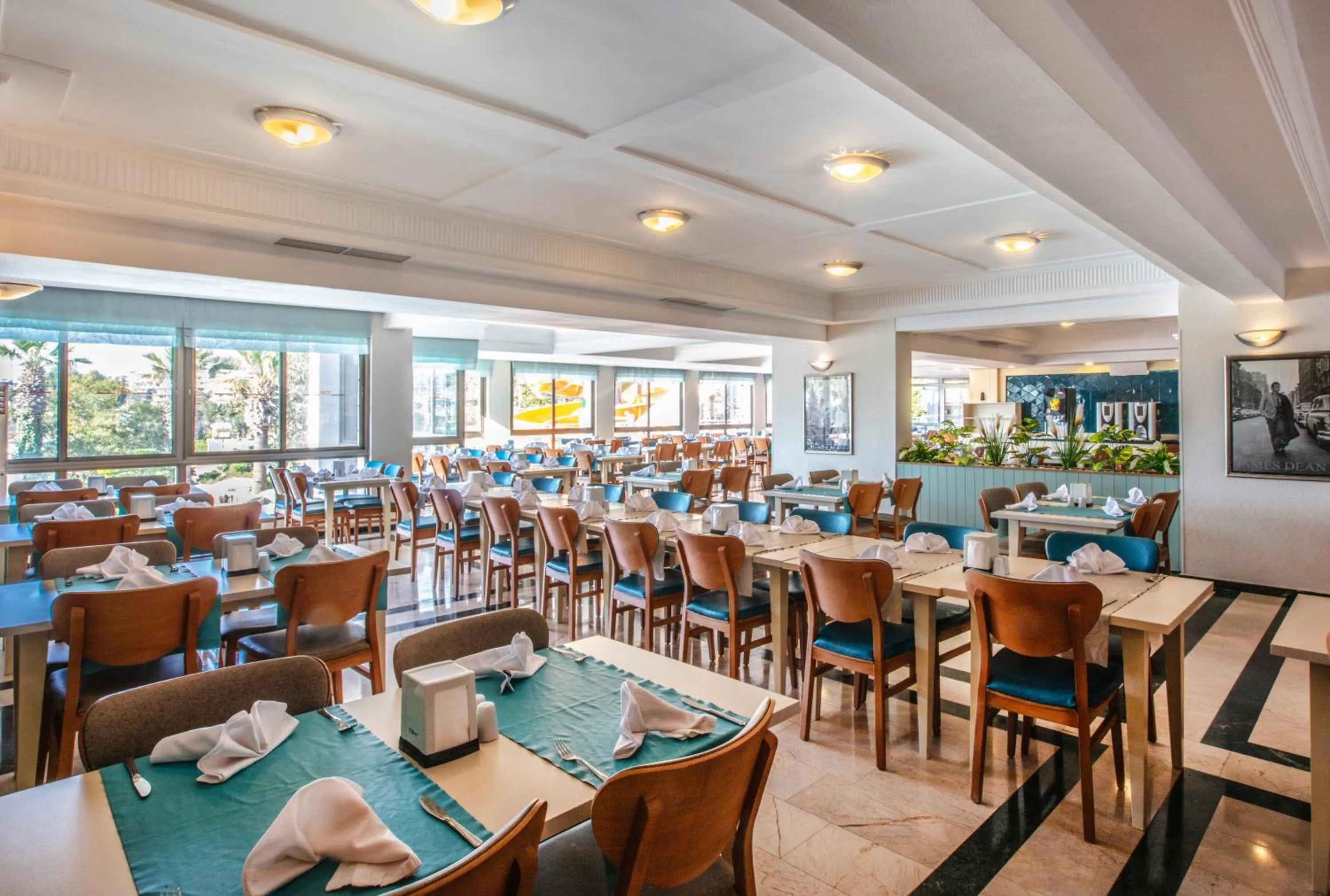 Restaurant/places to eat in Palmin Hotel