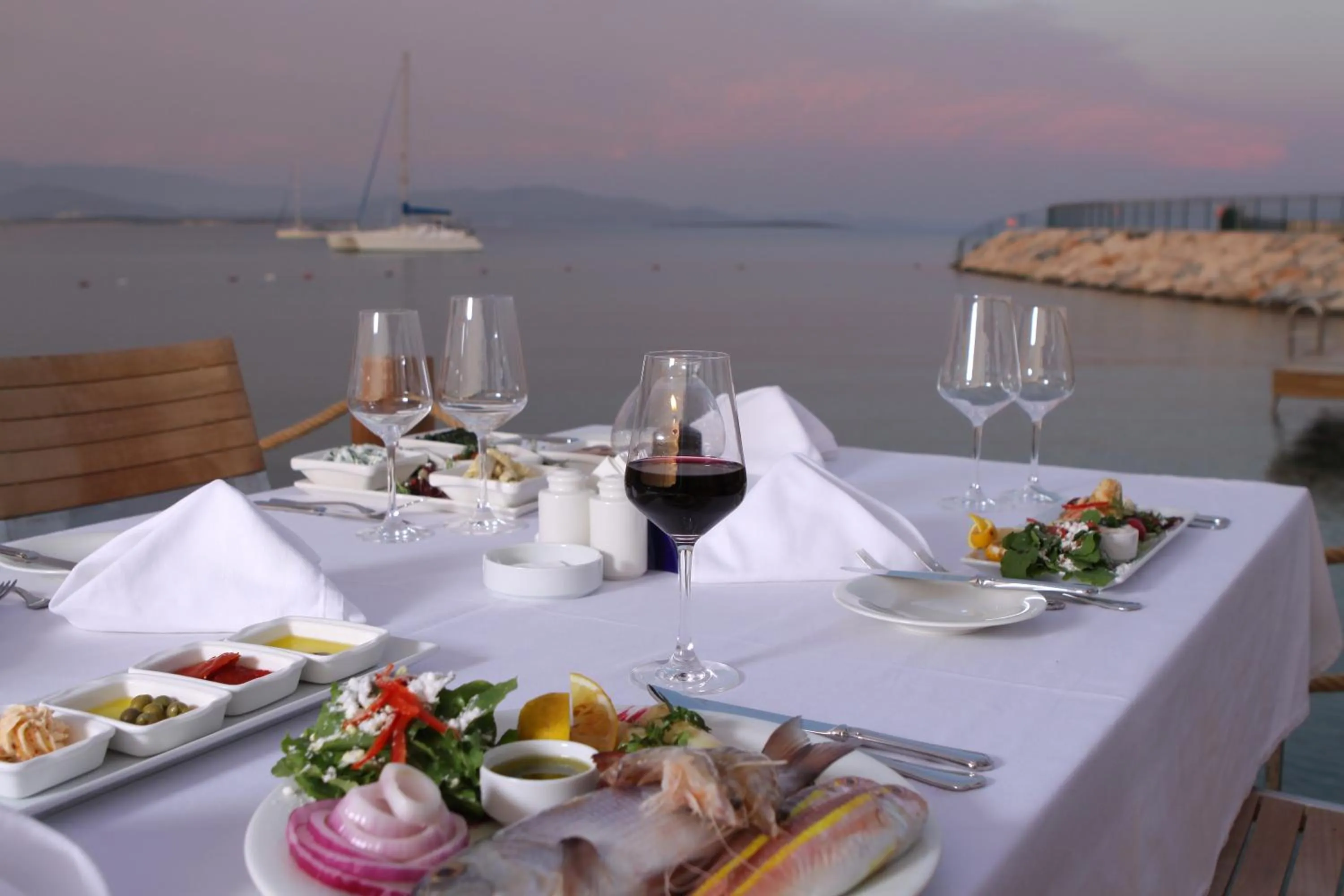 Restaurant/places to eat in Yacht Club