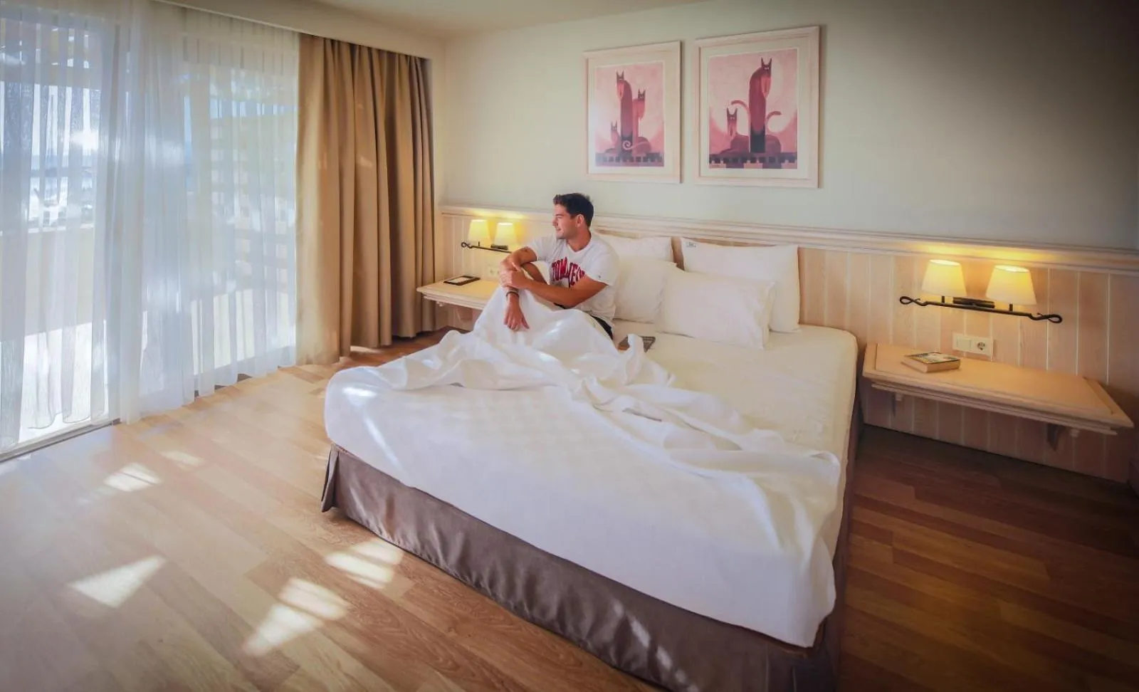 Photo of the whole room, Bed in Yacht Club