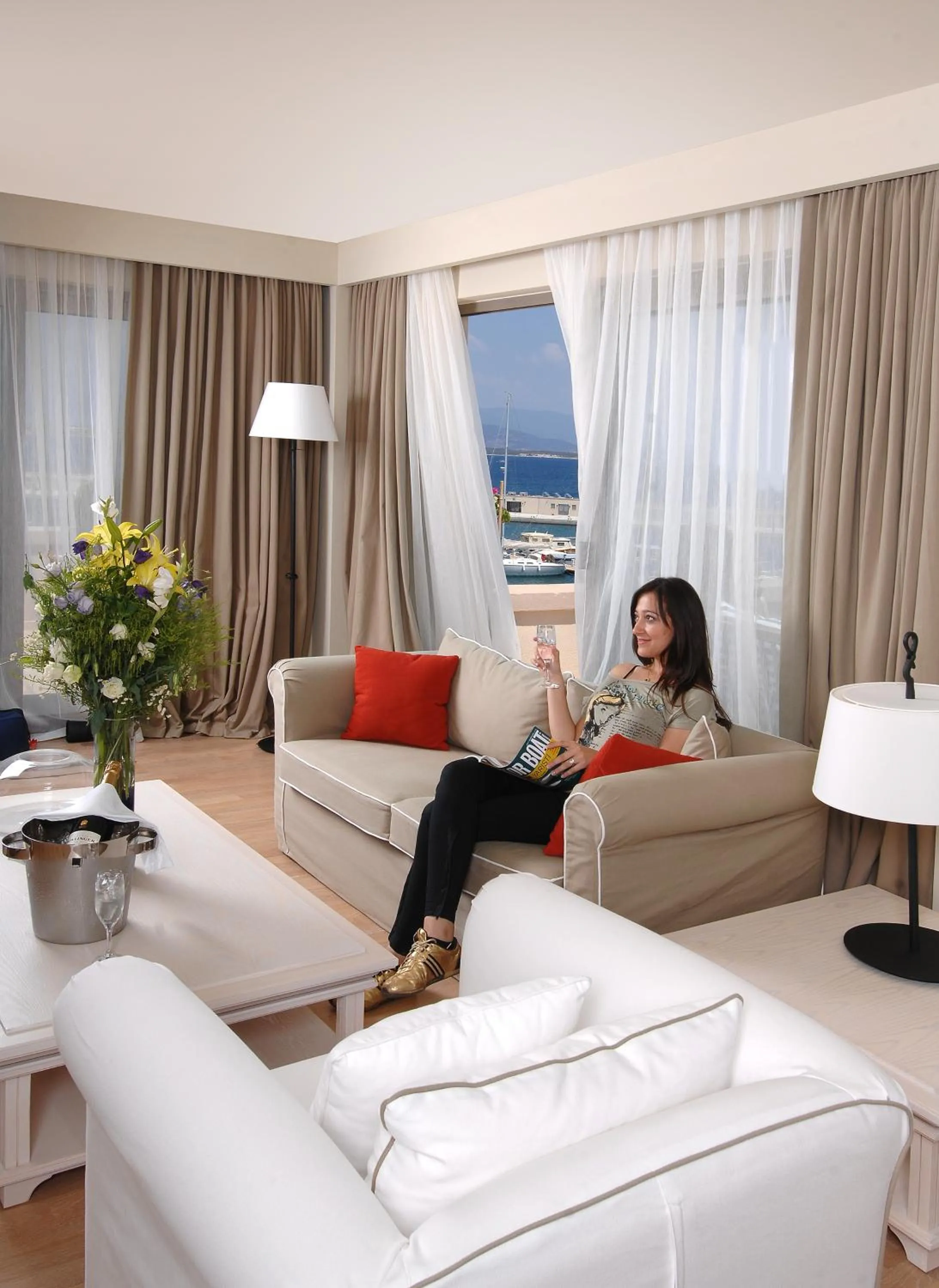 Living room in Yacht Club