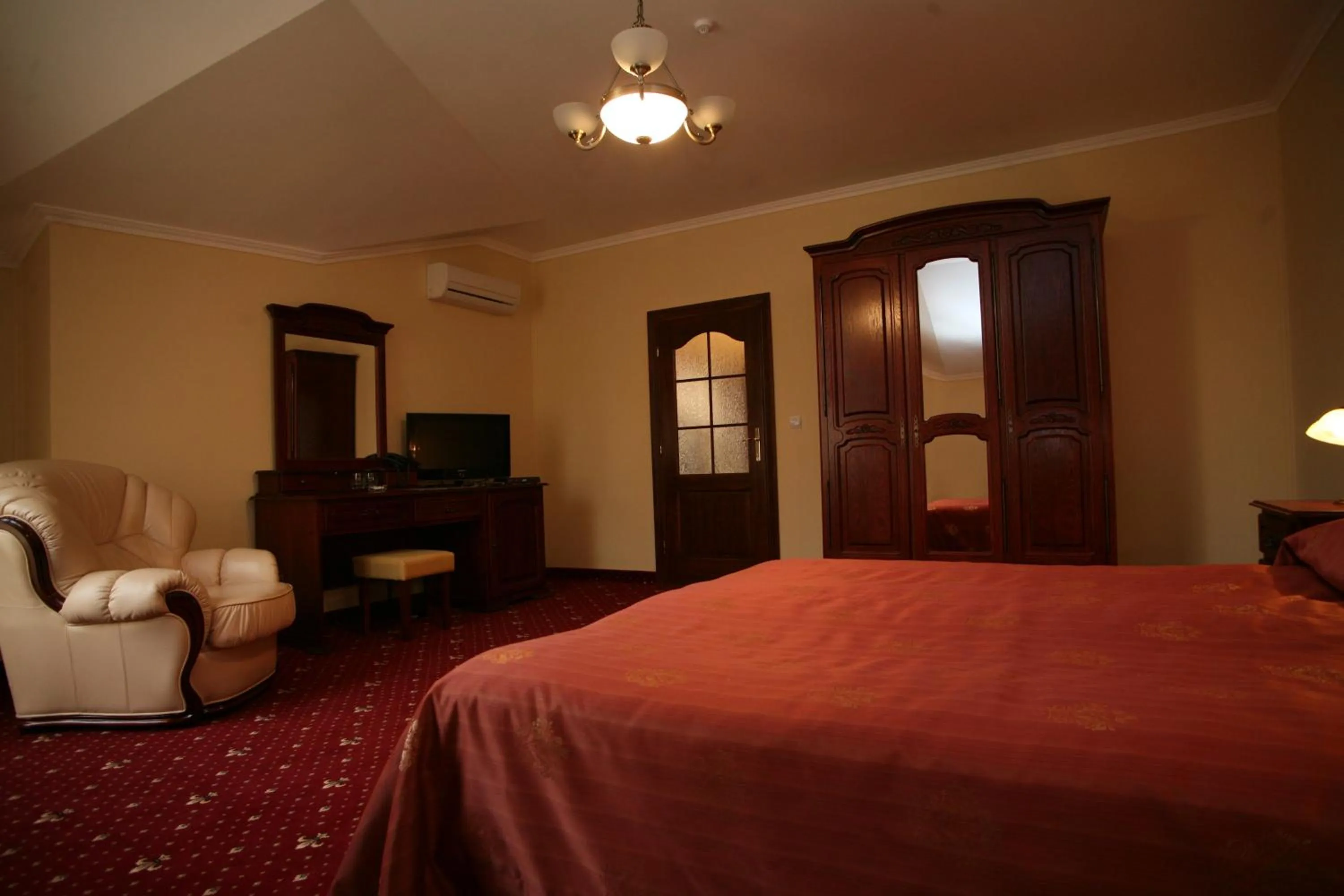 Photo of the whole room, Bed in Duet Plus