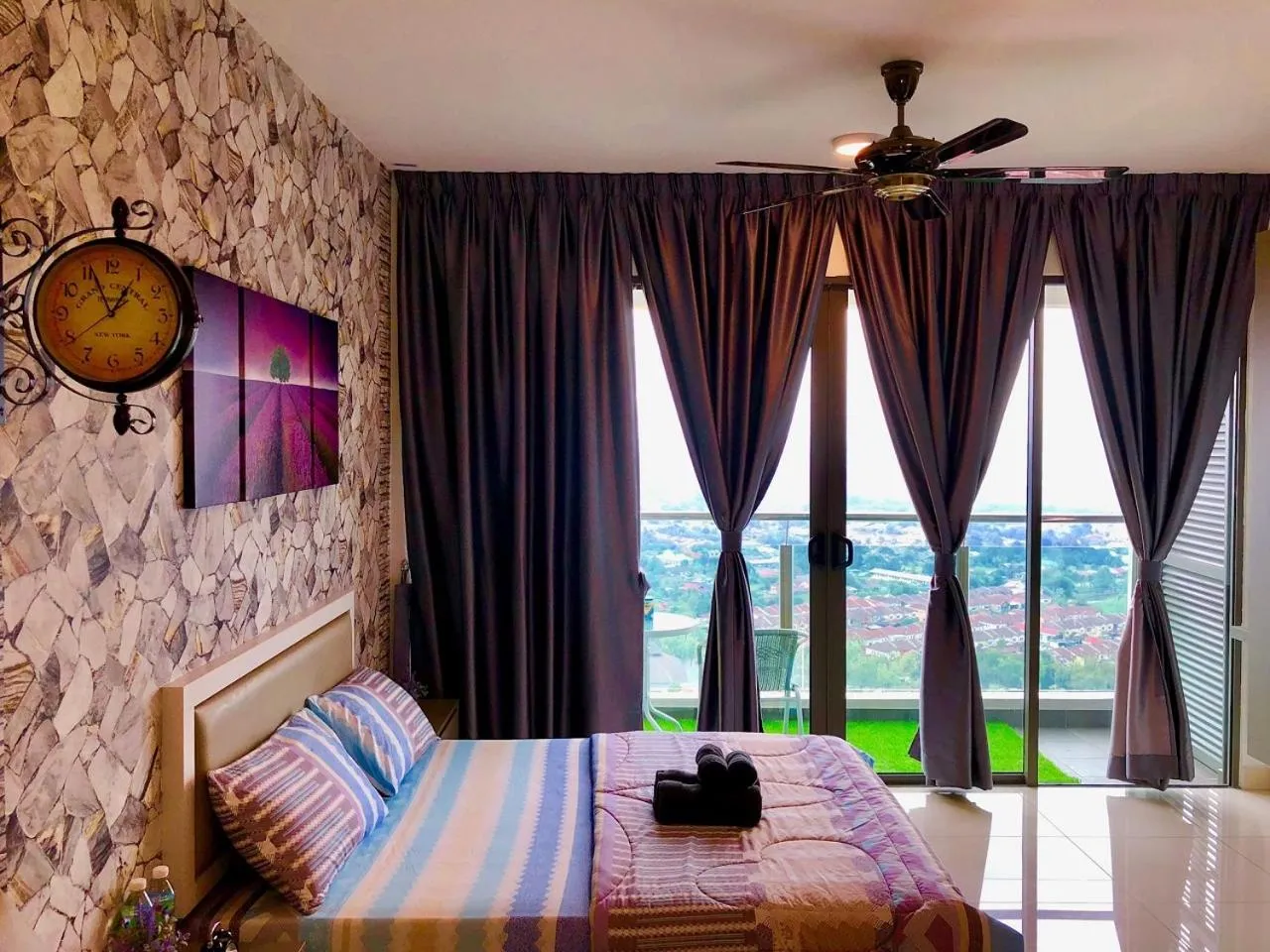 Bed in Buff Evo Soho Bangi Sentral with NETFLIX & WiFi