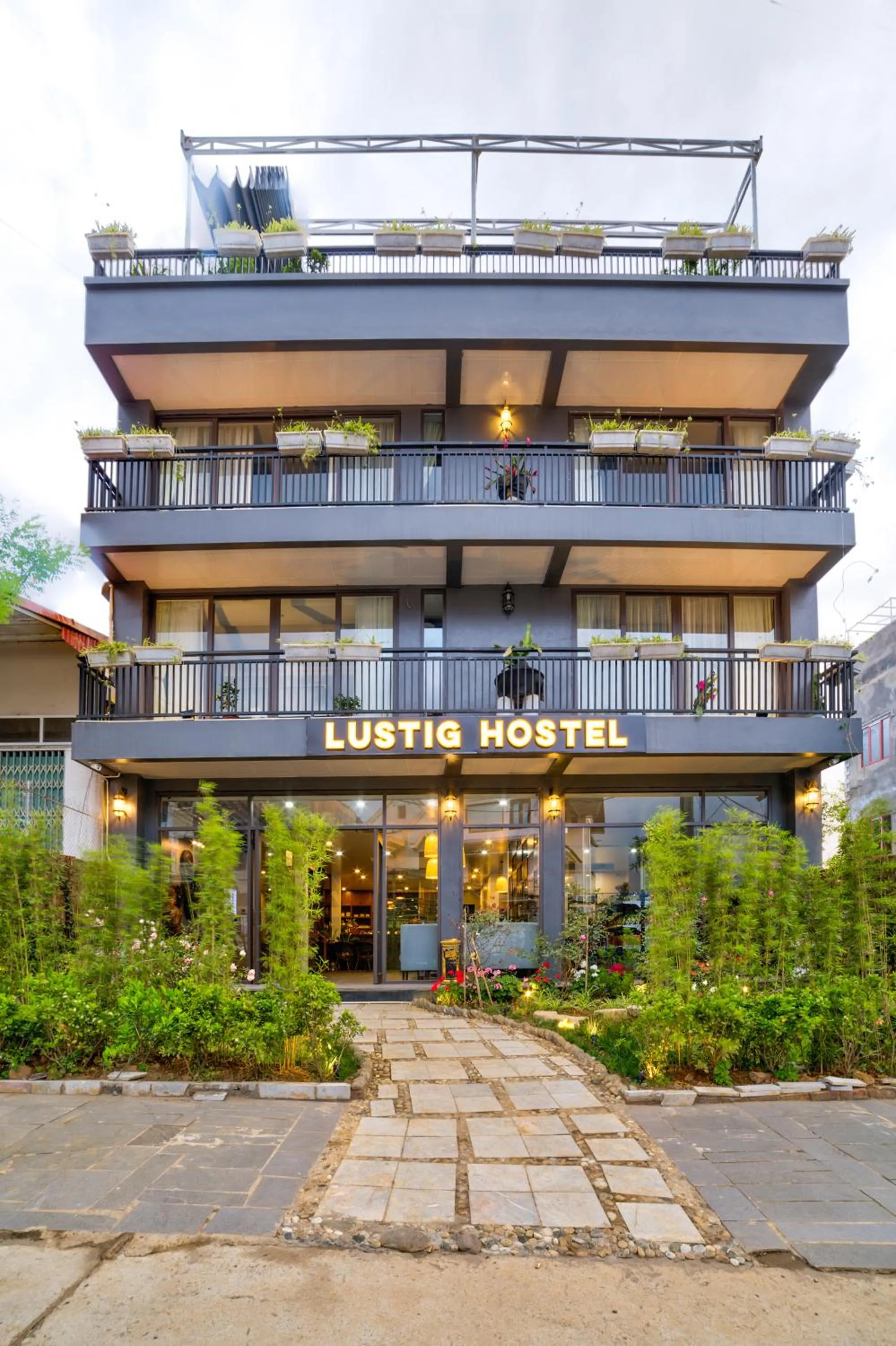 Facade/entrance in Lustig Hostel