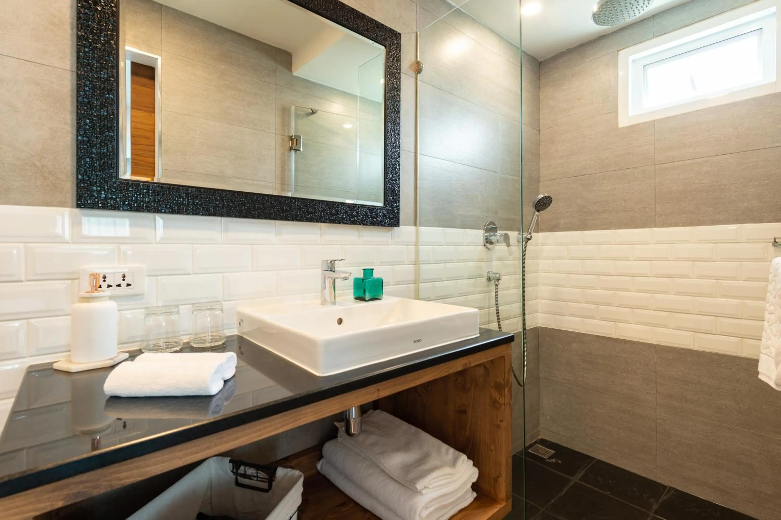 Shower in Maneeya Park Residence