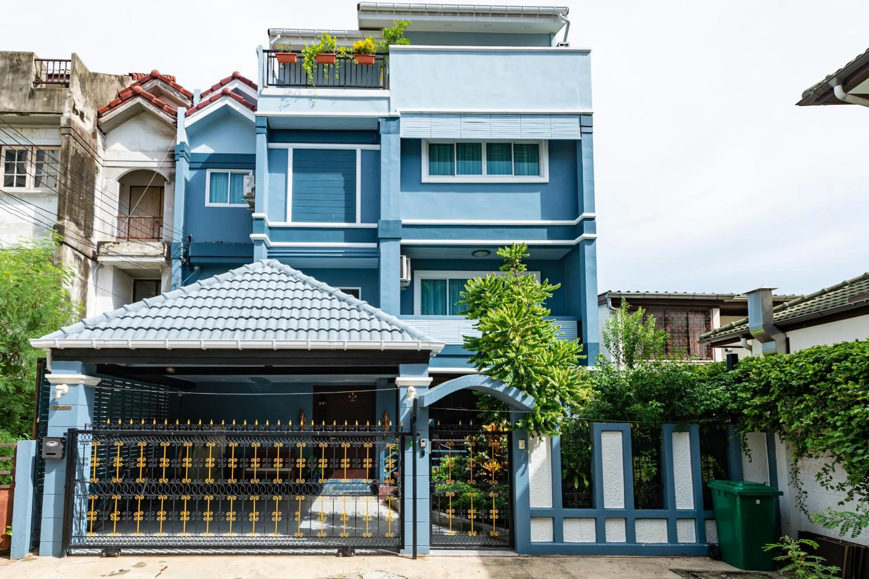 Property building in Maneeya Park Residence