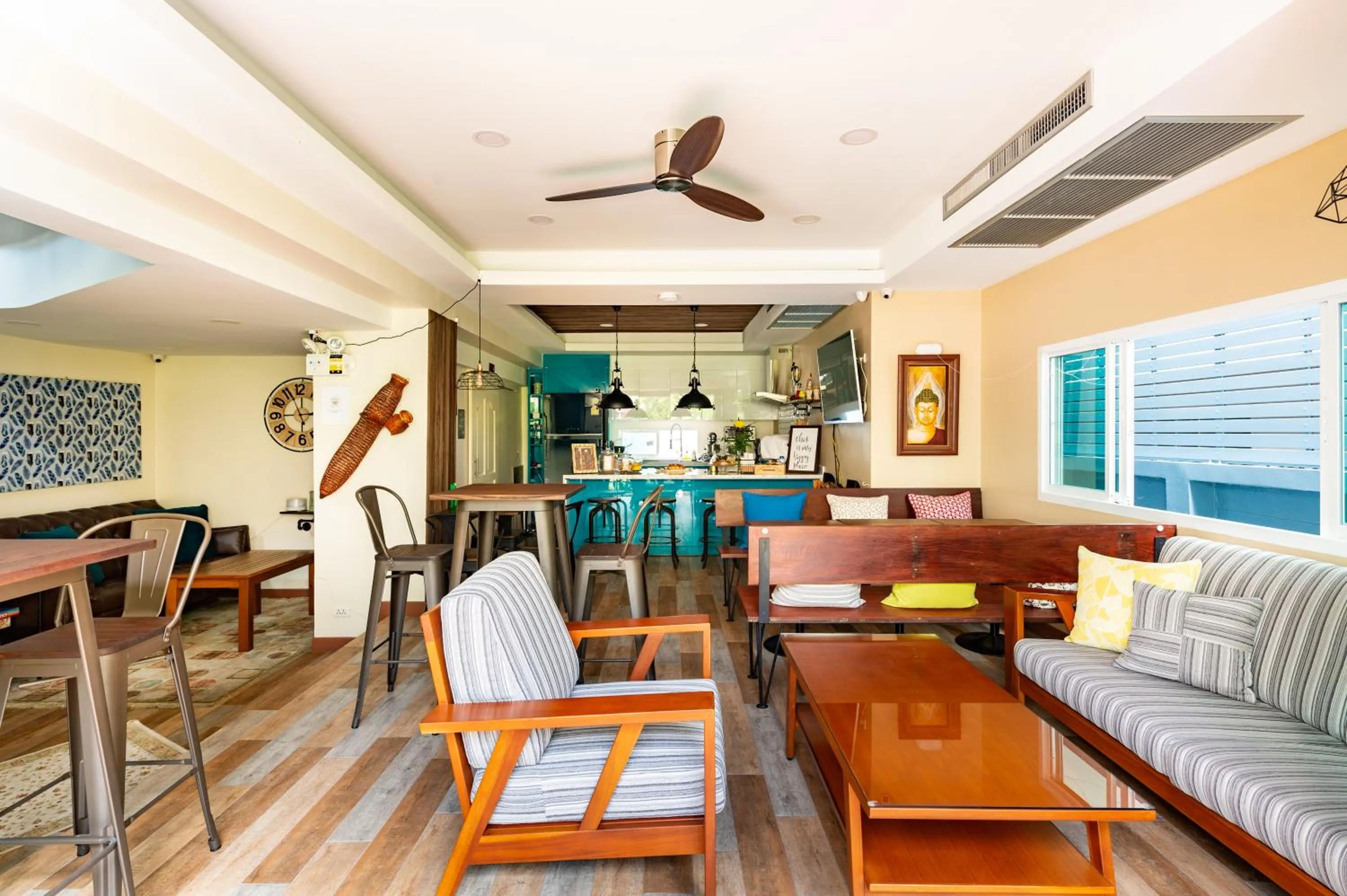 Restaurant/places to eat in Maneeya Park Residence