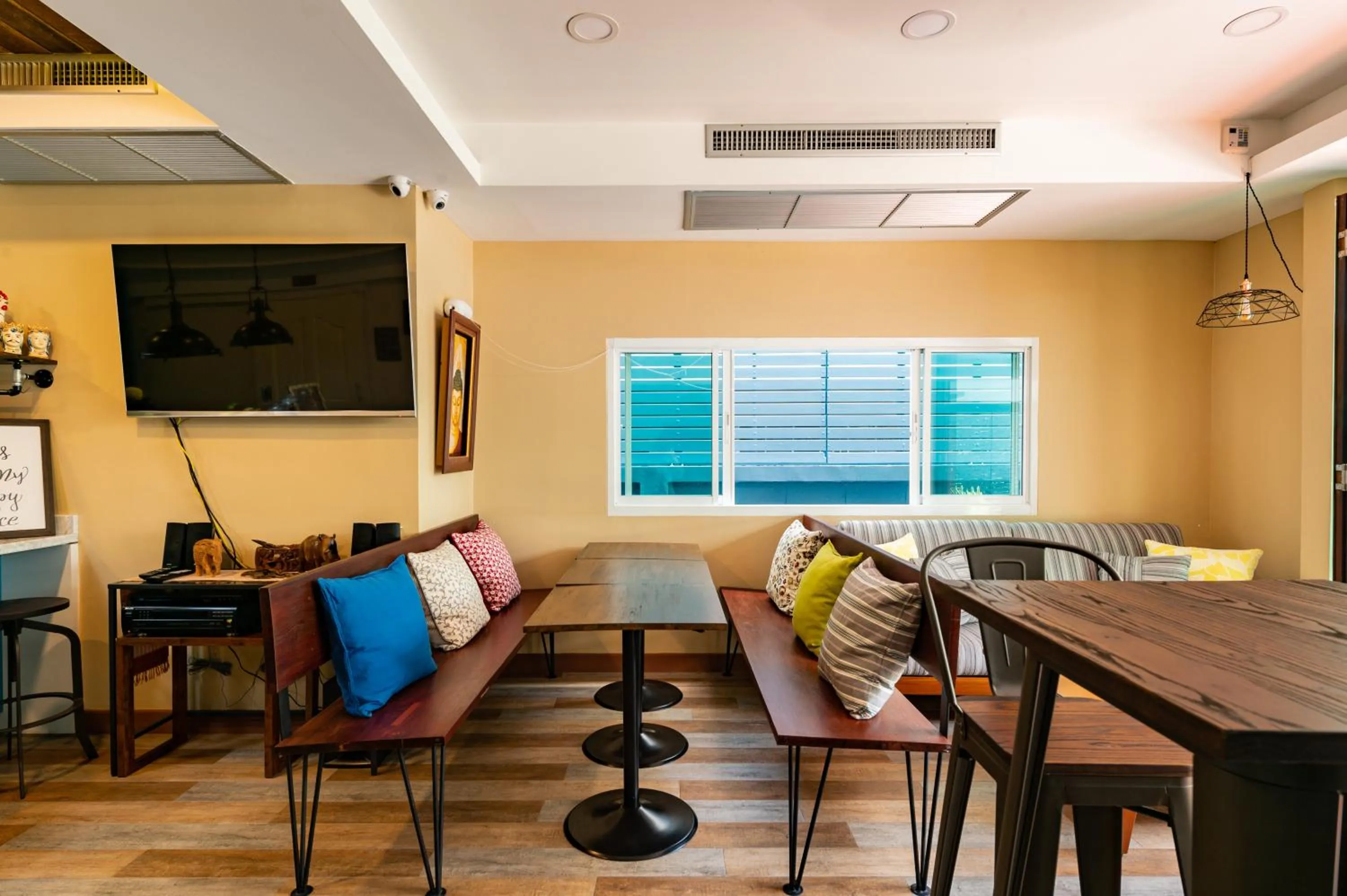 Living room in Maneeya Park Residence