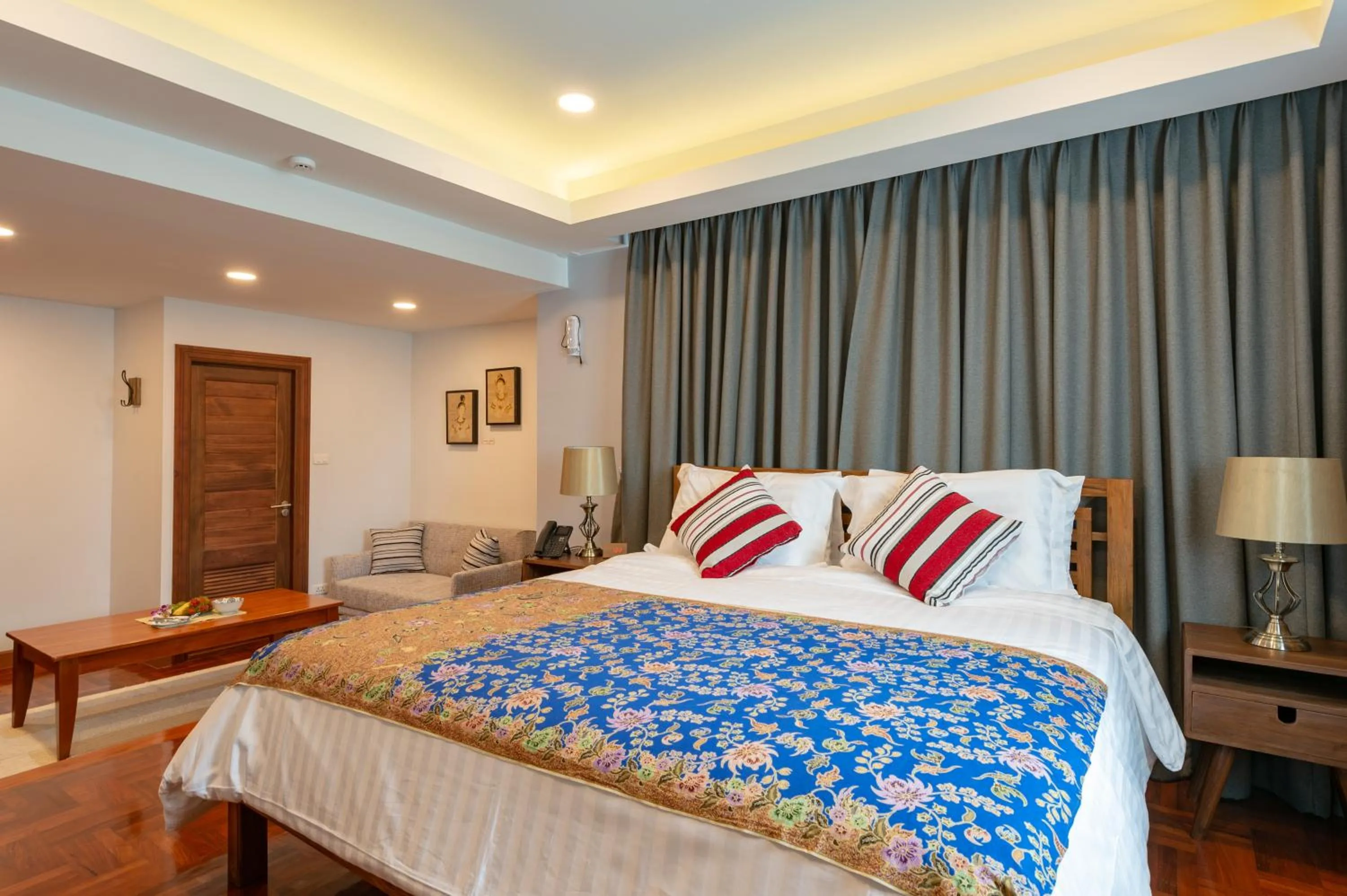 Bed in Maneeya Park Residence