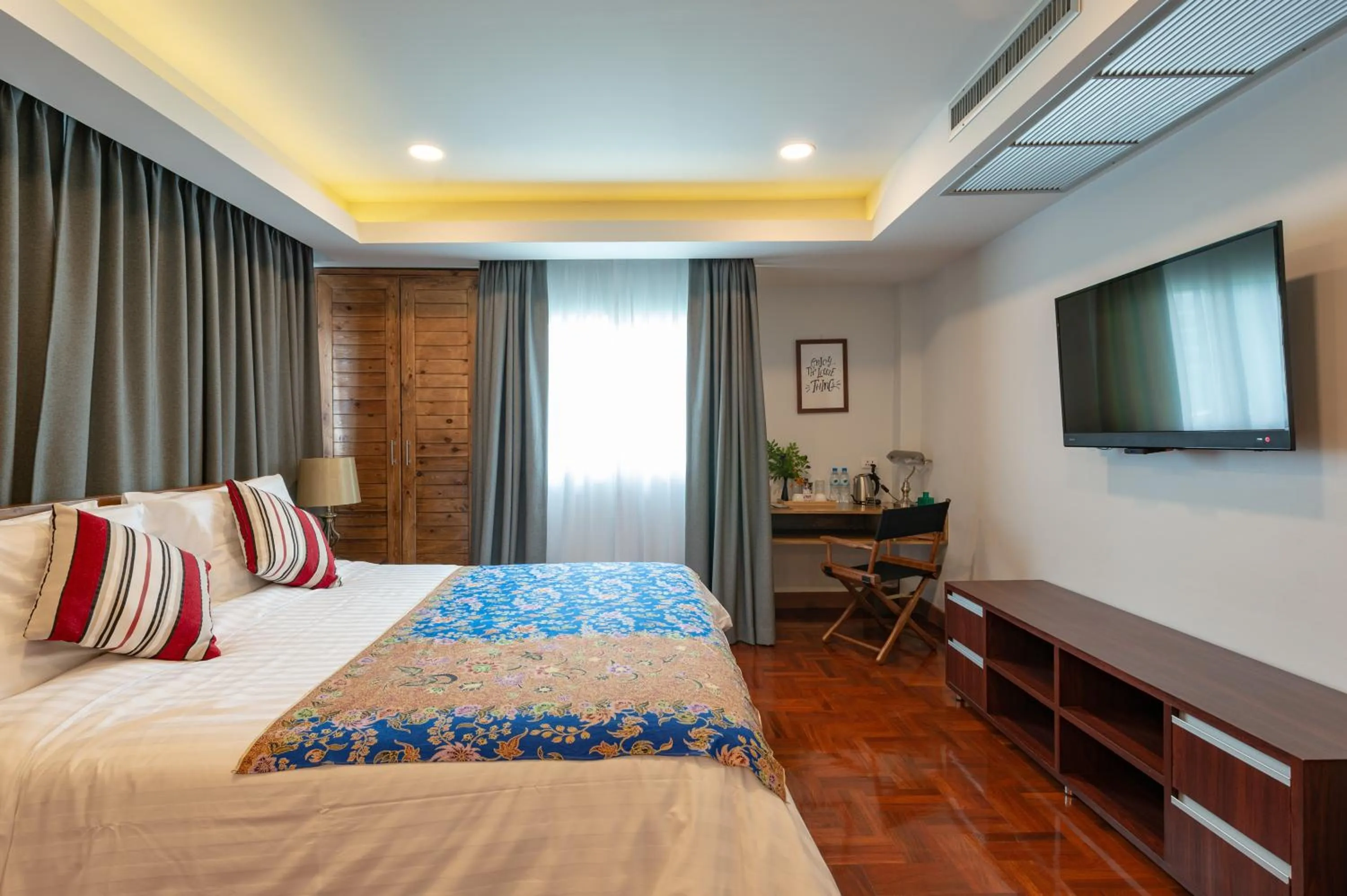 Photo of the whole room, Bed in Maneeya Park Residence