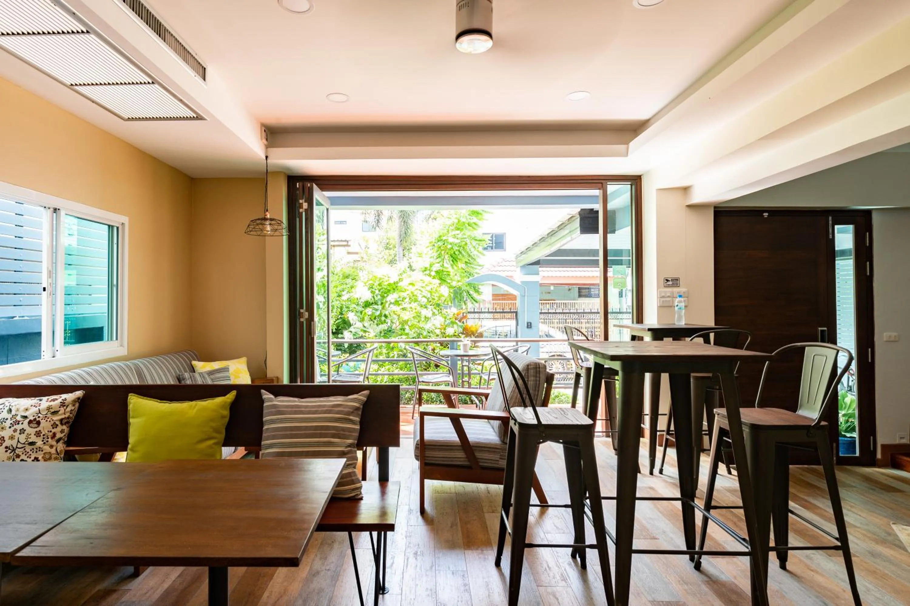 Restaurant/places to eat in Maneeya Park Residence