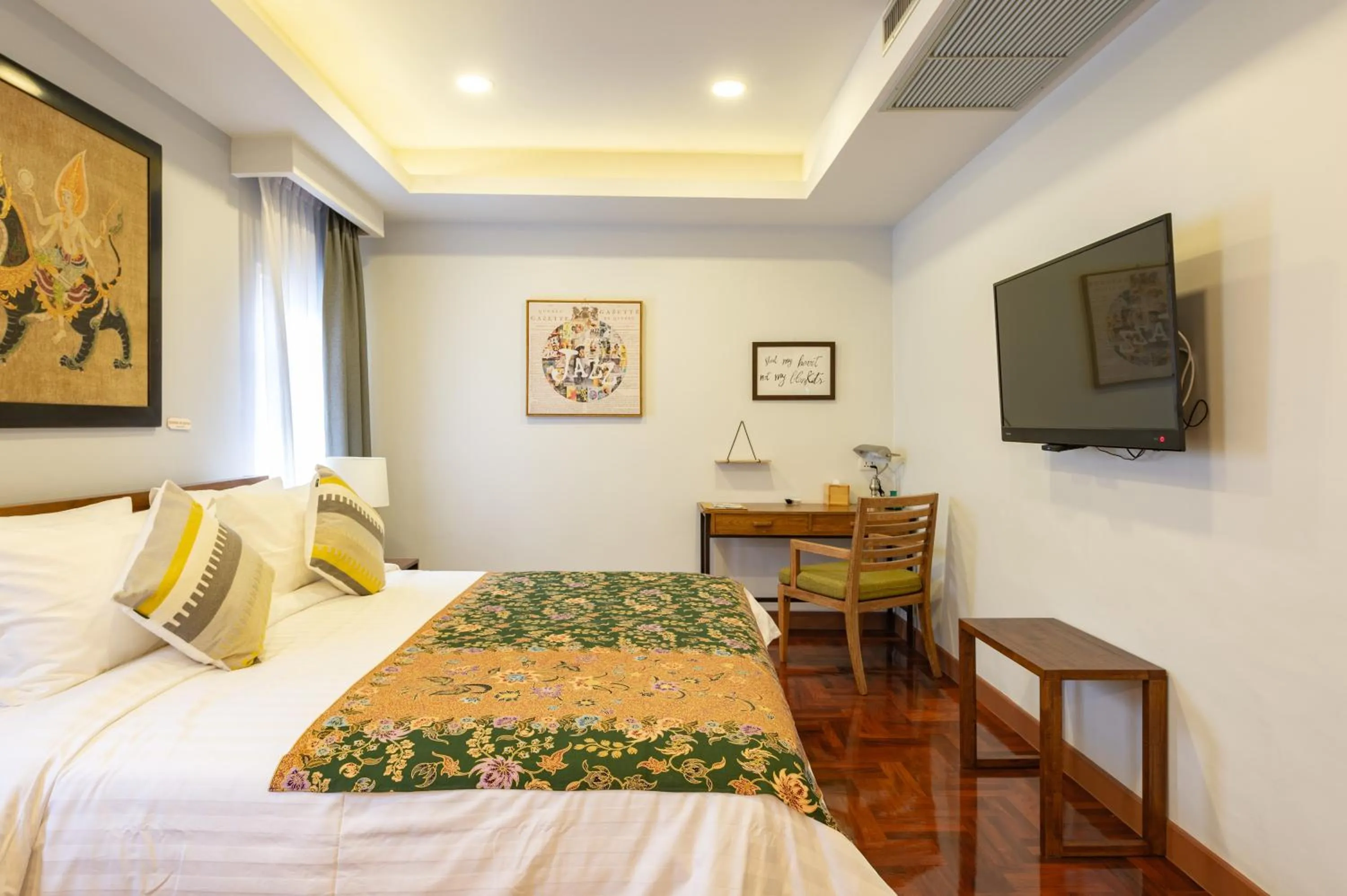 Photo of the whole room, Bed in Maneeya Park Residence