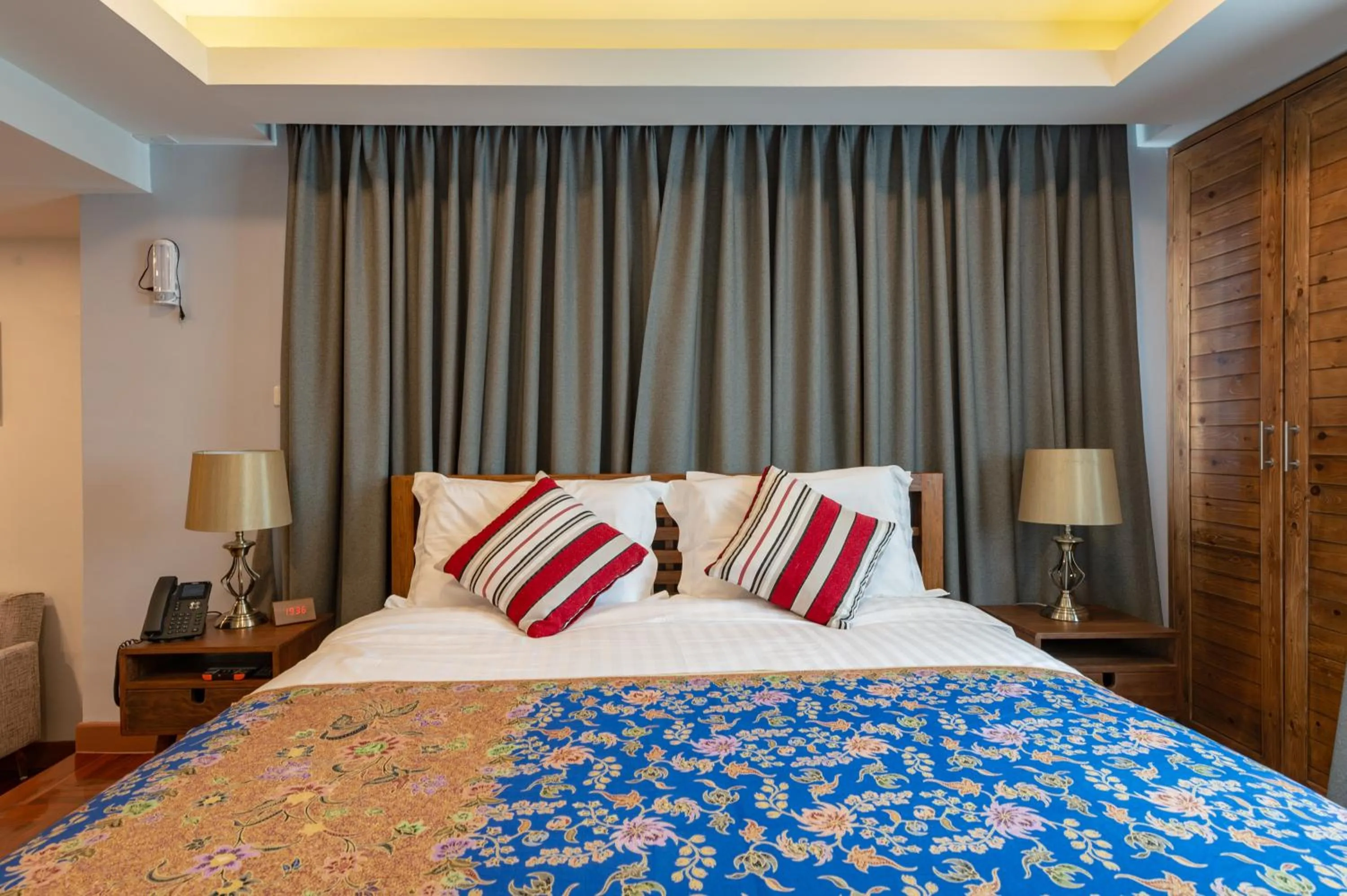 Bed in Maneeya Park Residence