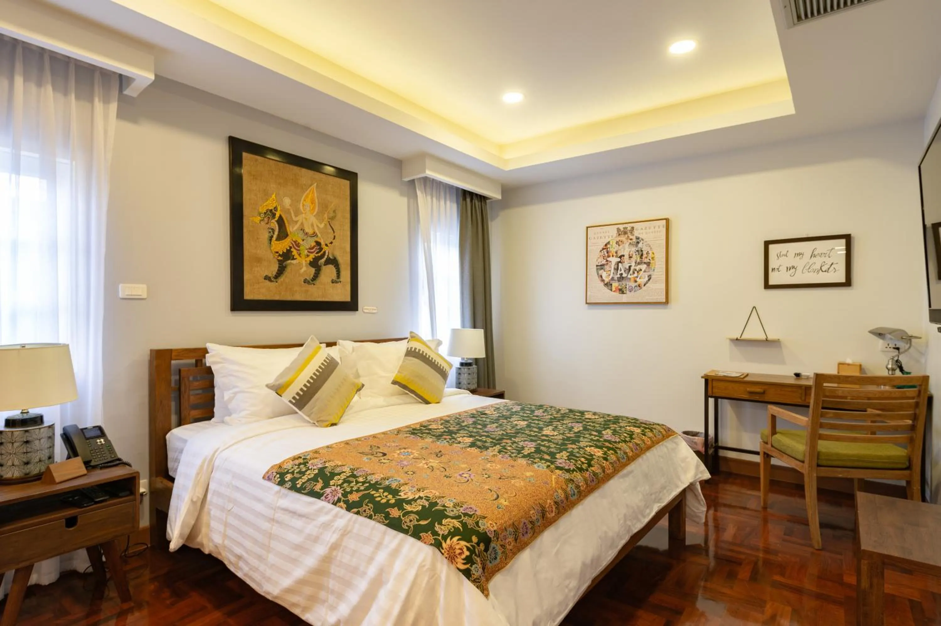 Bed in Maneeya Park Residence