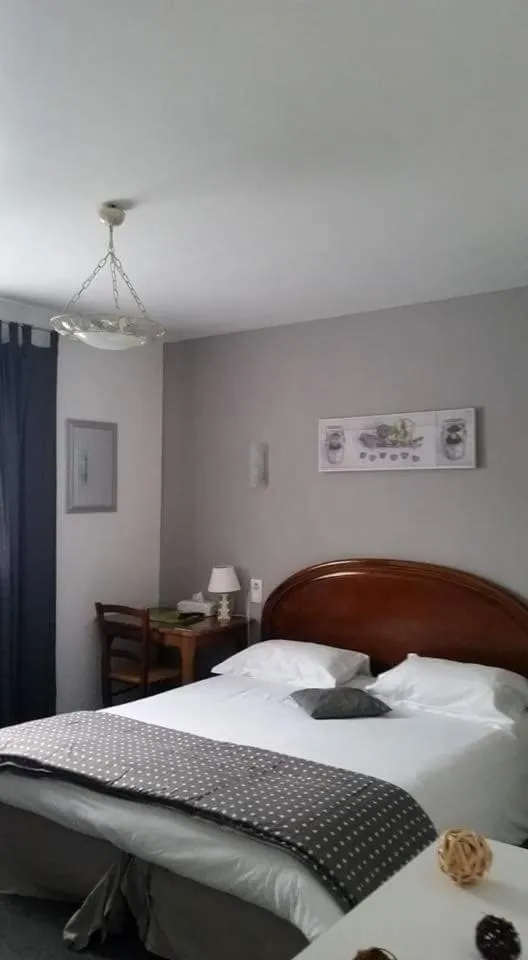 Bedroom, Bed in Le Petit Manoir Hotel Provence