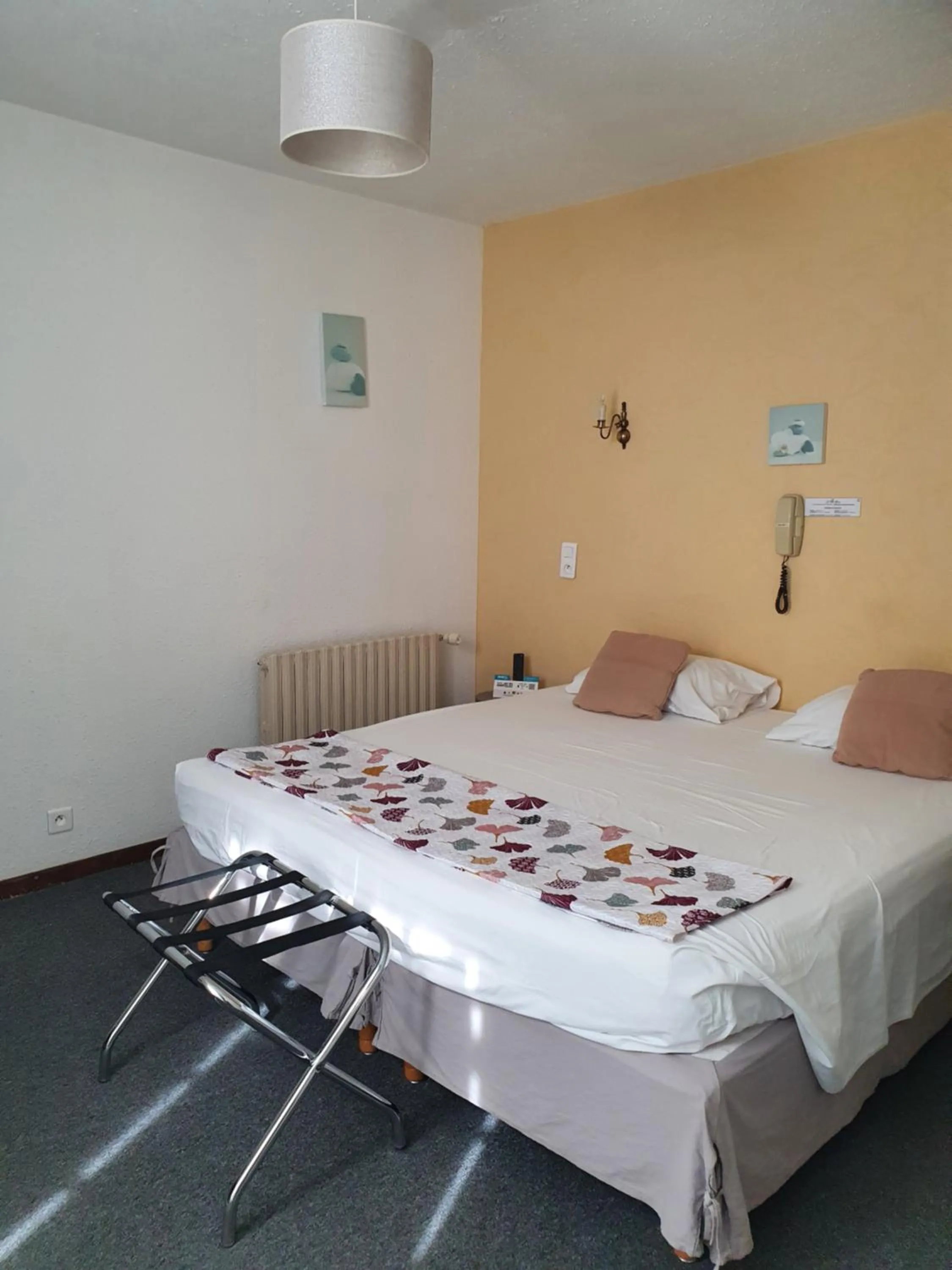 Bed in Le Petit Manoir Hotel Provence