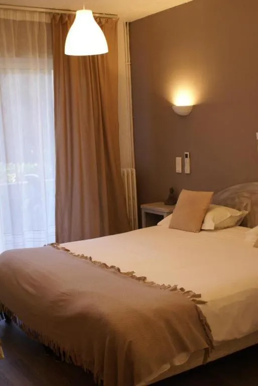 Bed in Le Petit Manoir Hotel Provence