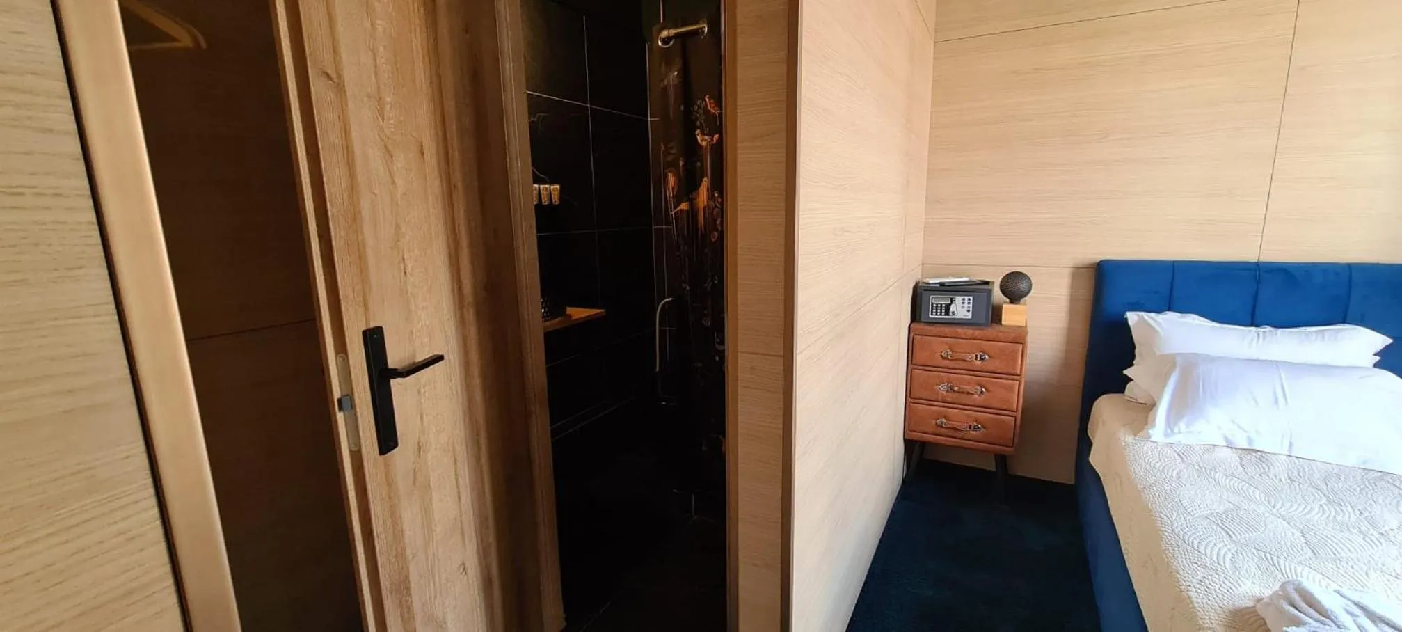 Bathroom, Bed in Hôtel les 4 éléments