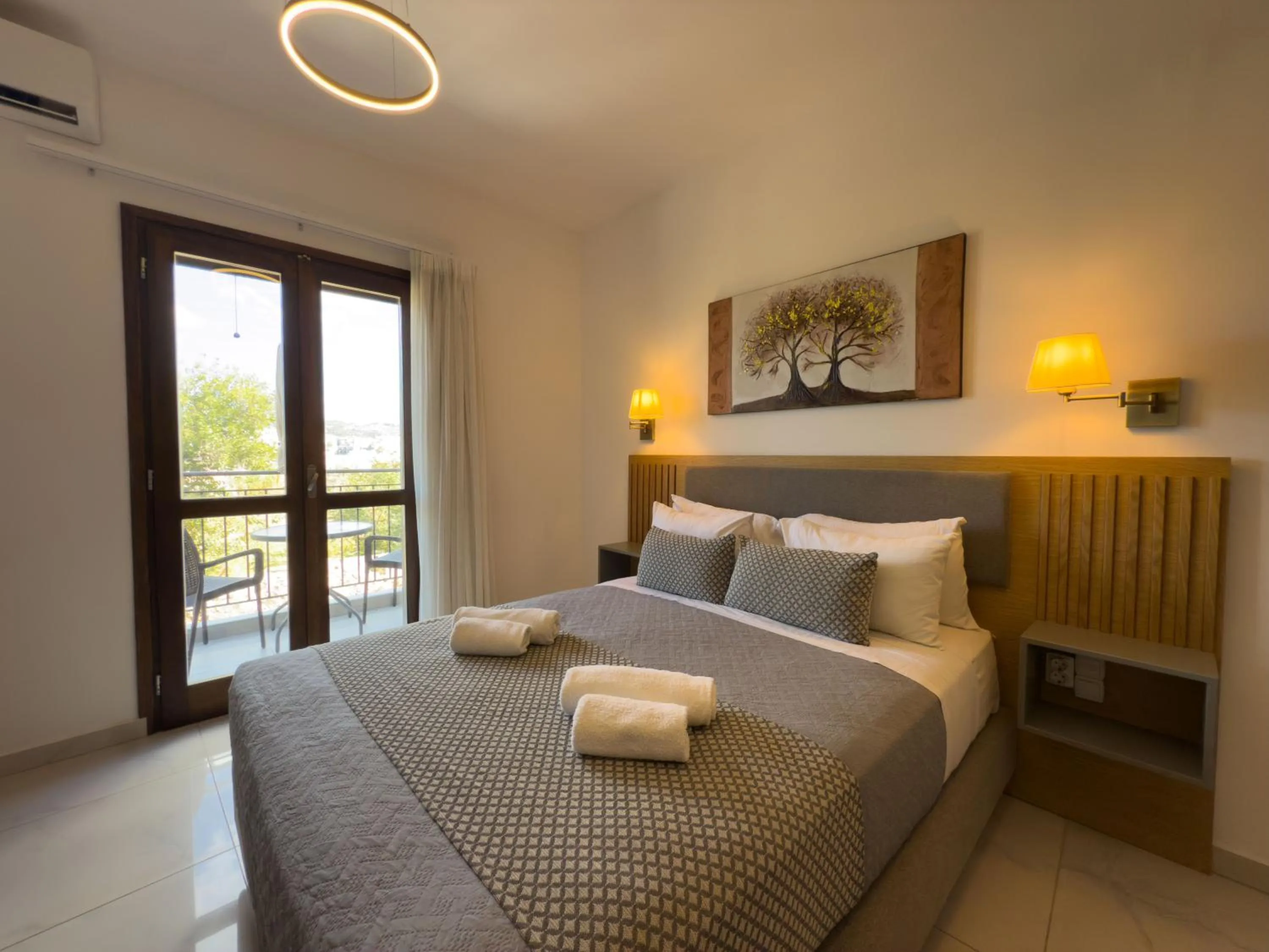 Photo of the whole room, Bed in Deluxe Suites