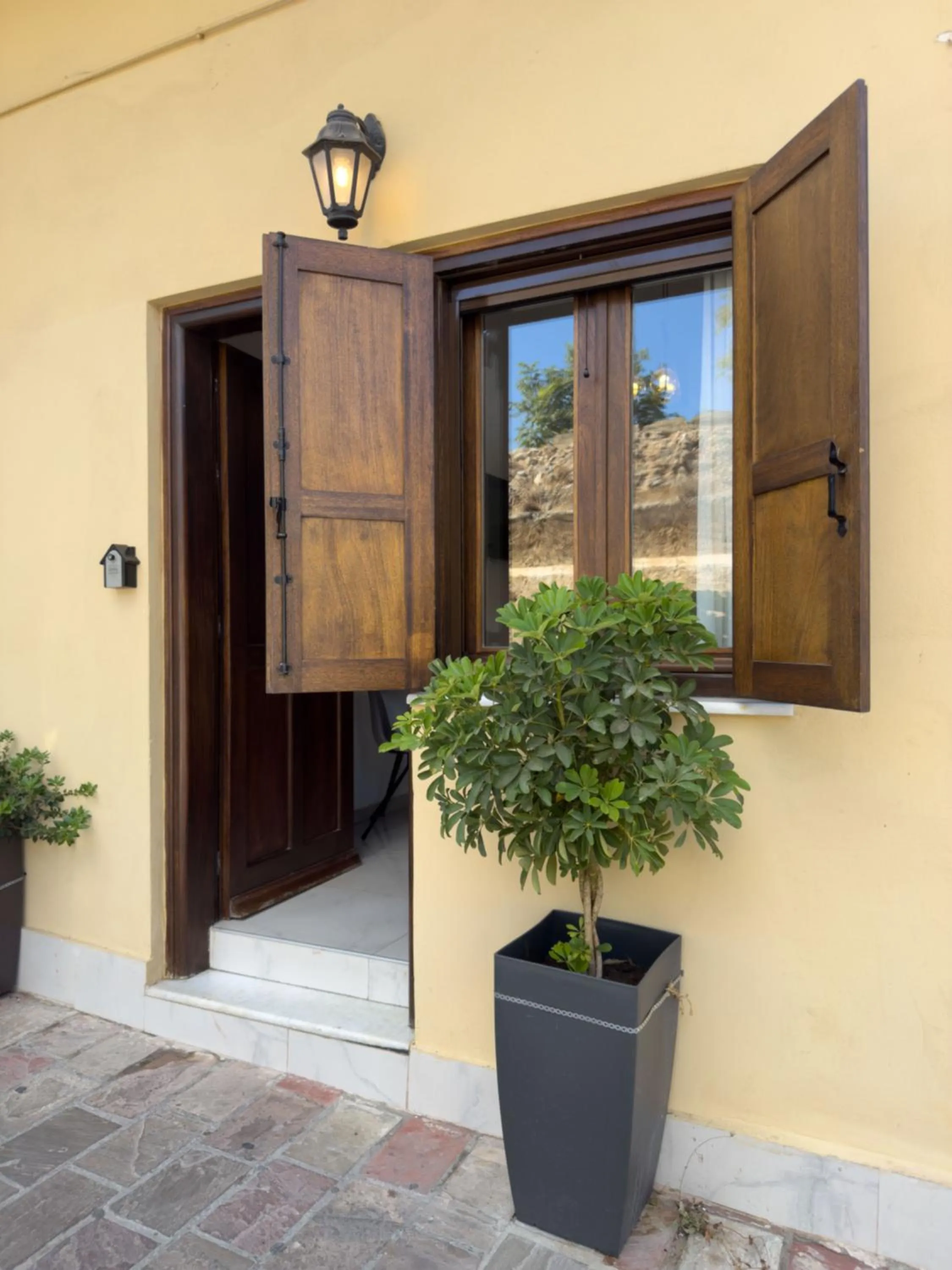 Facade/entrance in Deluxe Suites