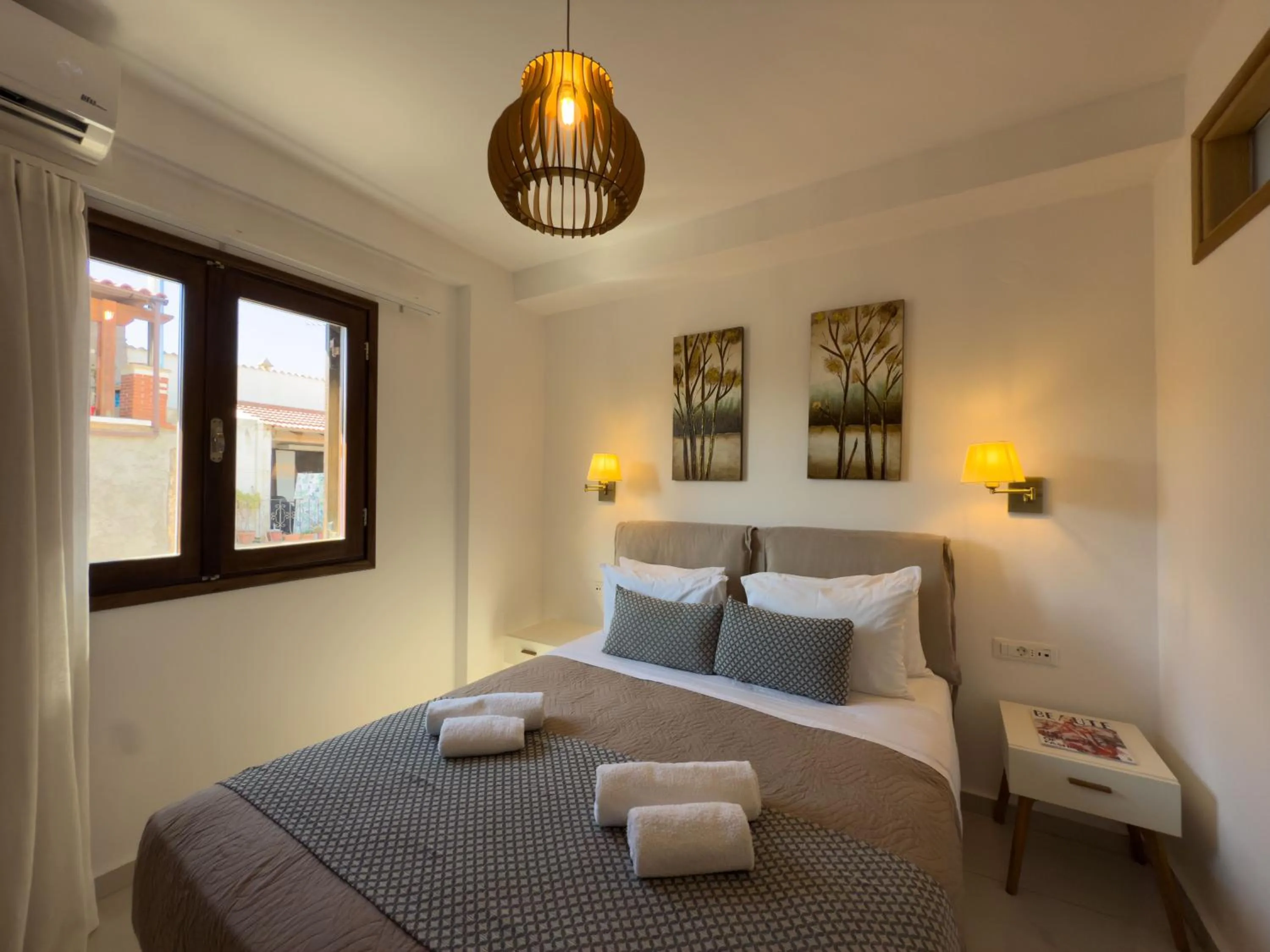 Bedroom, Bed in Deluxe Suites