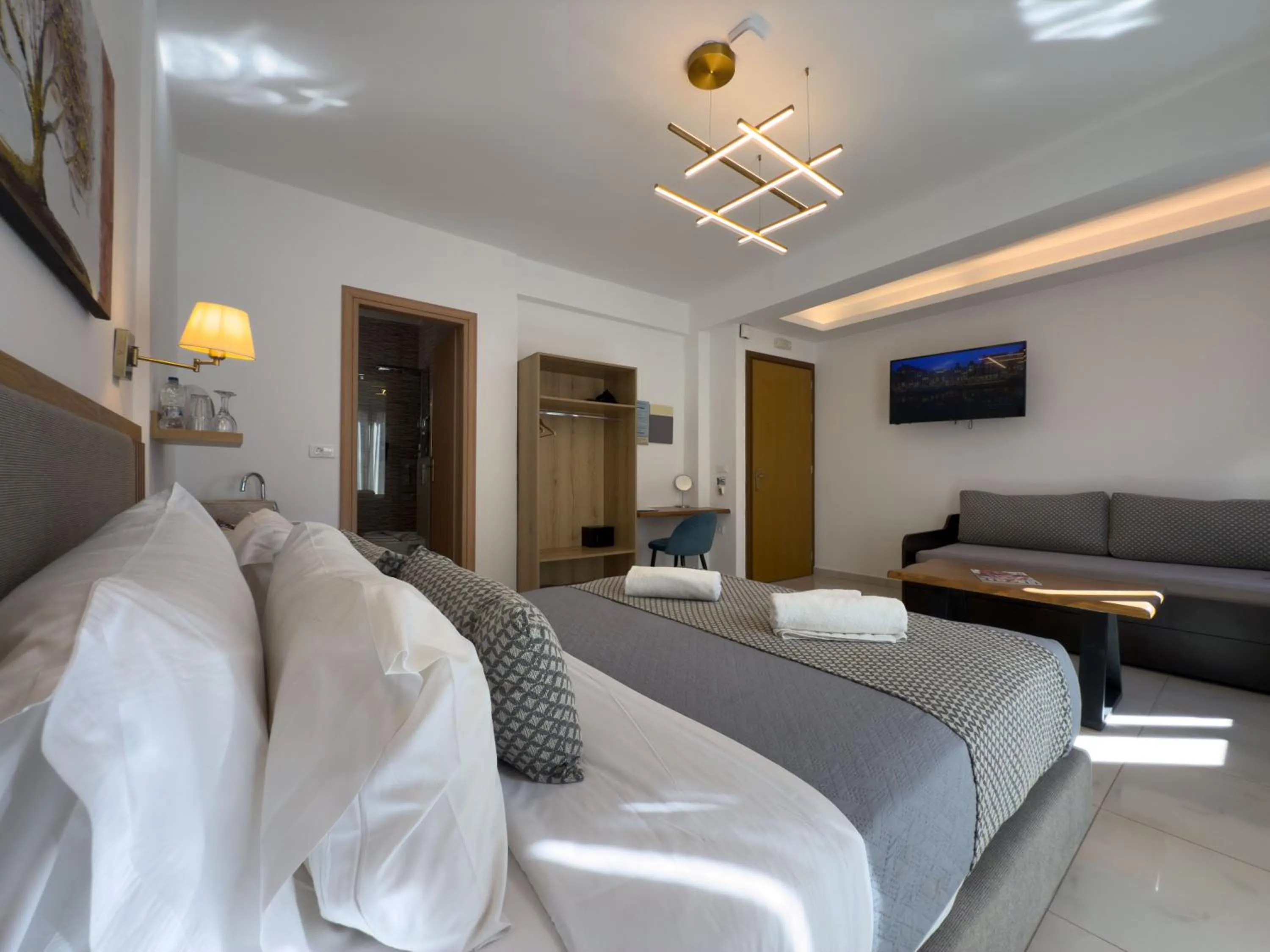 Photo of the whole room, Bed in Deluxe Suites