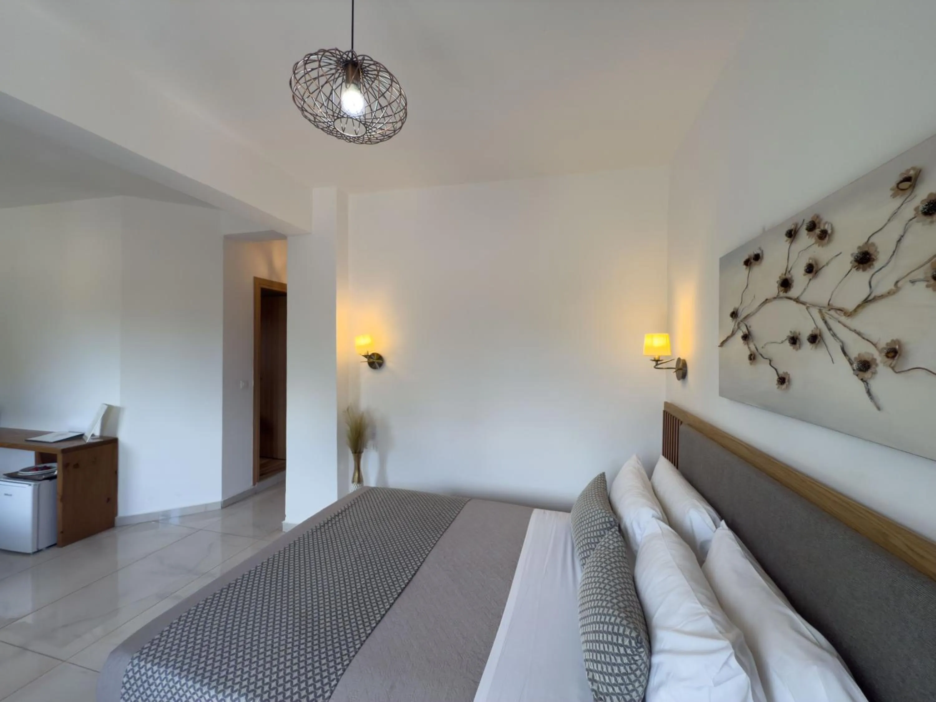 Photo of the whole room, Bed in Deluxe Suites