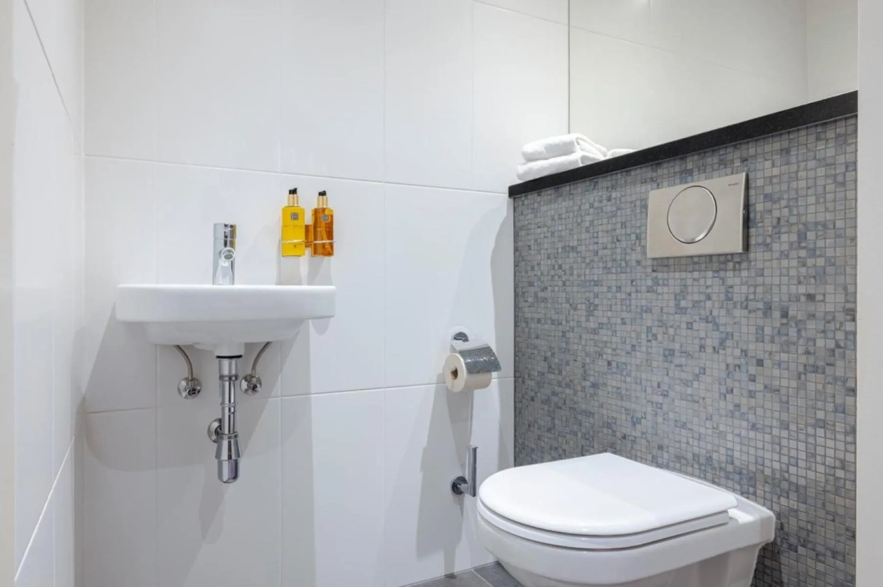 Photo of the whole room in Crowne Plaza Amsterdam - South by IHG