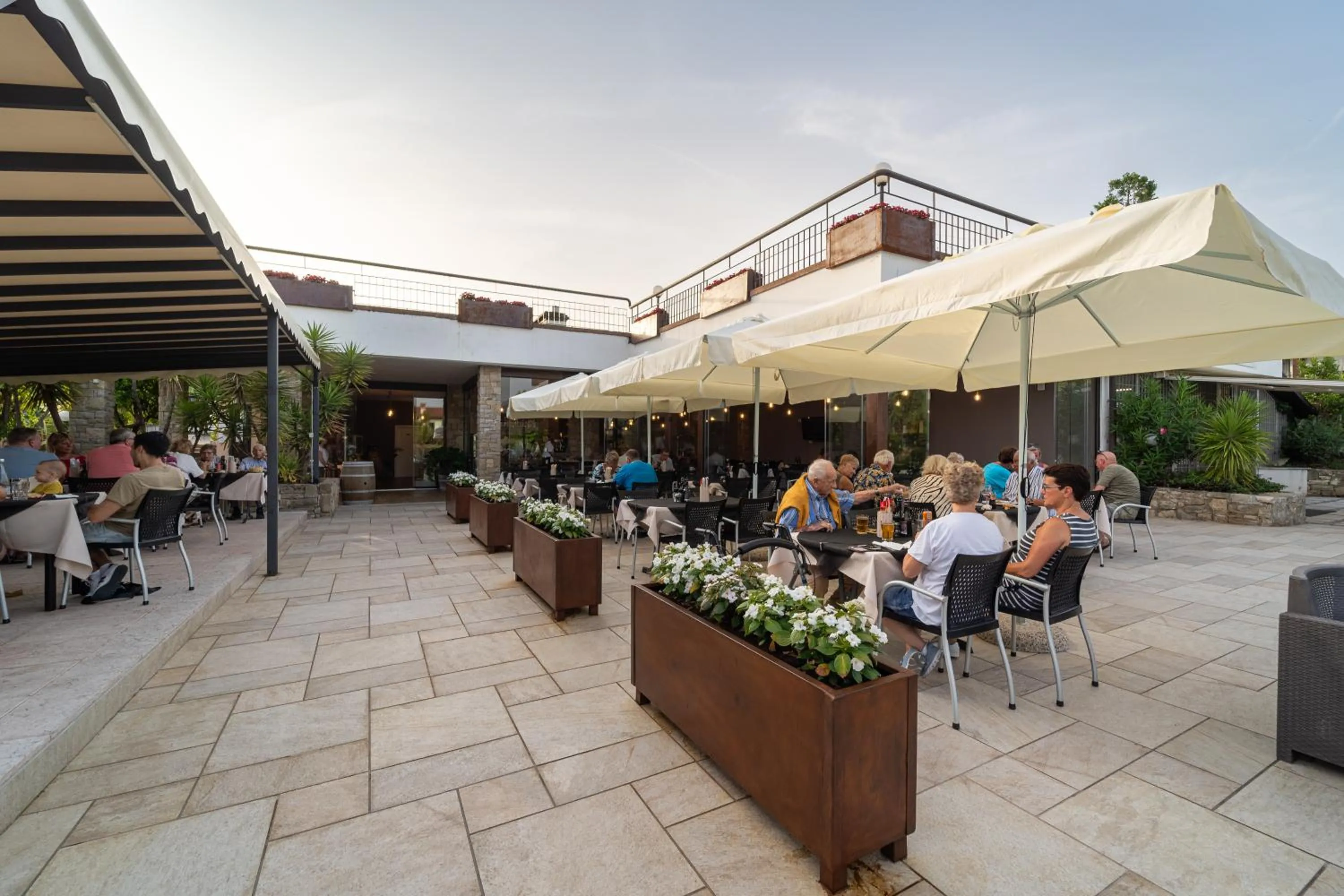 Restaurant/places to eat in Residence Primera