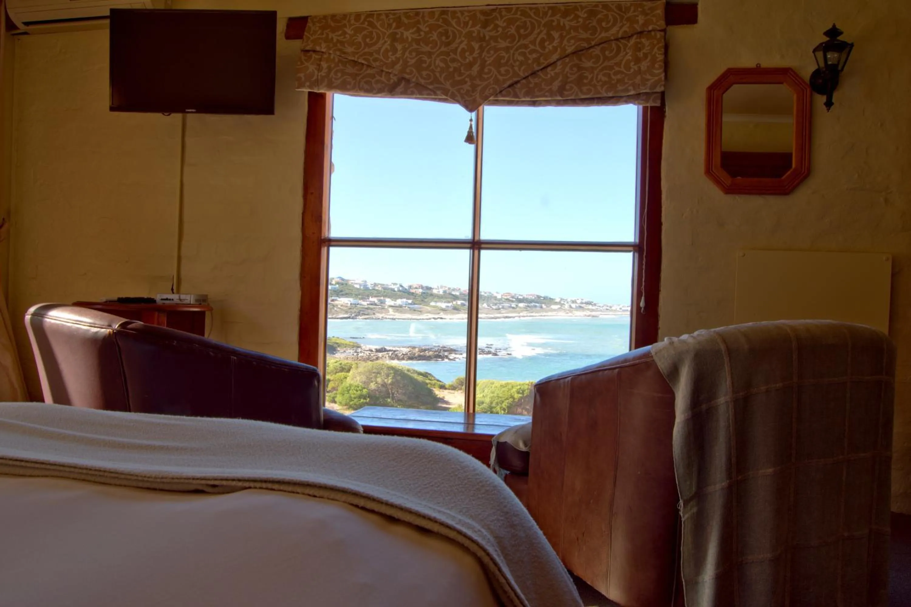 View (from property/room), Bed in Agulhas Country Lodge
