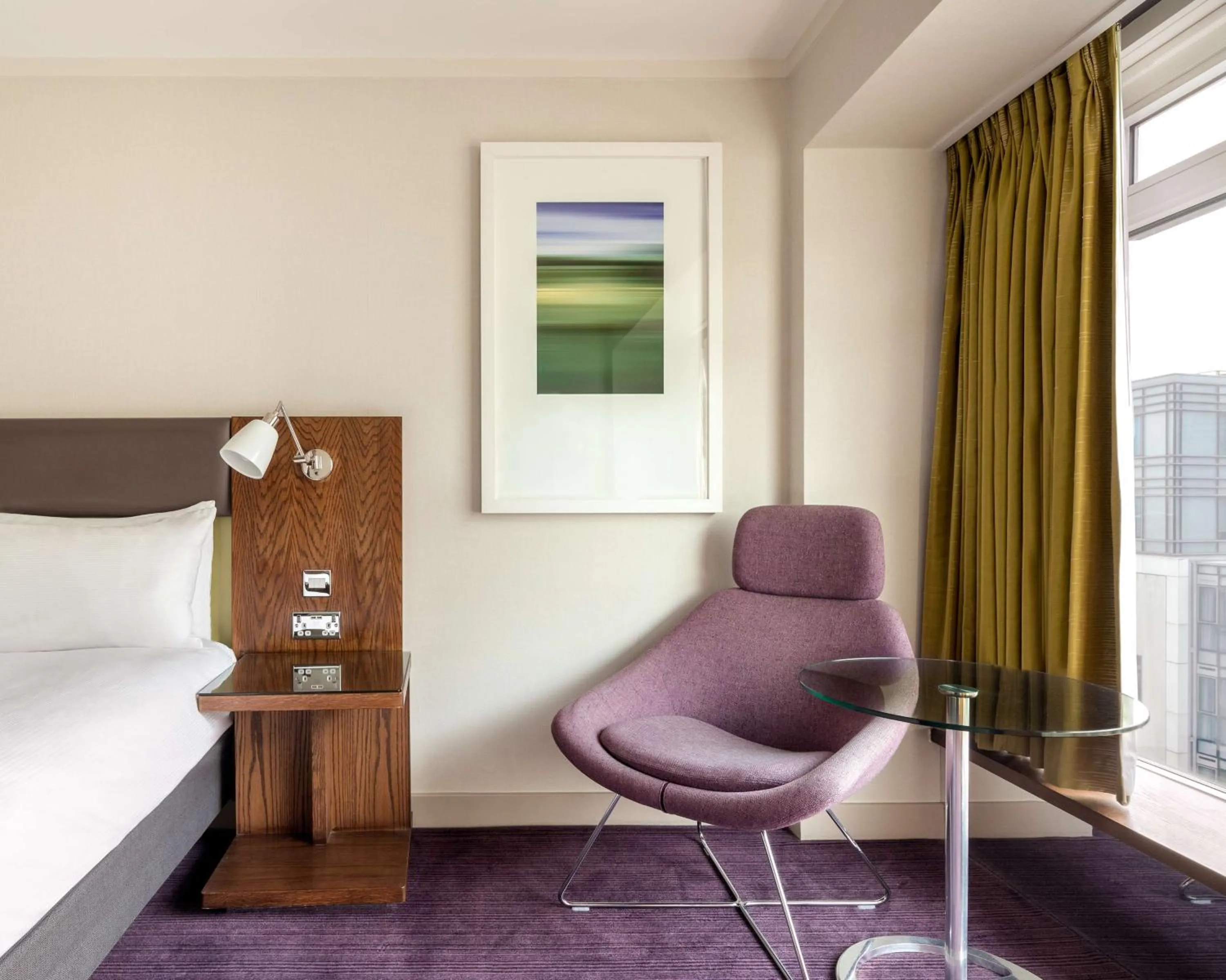 Living room, Bed in Hilton London Metropole