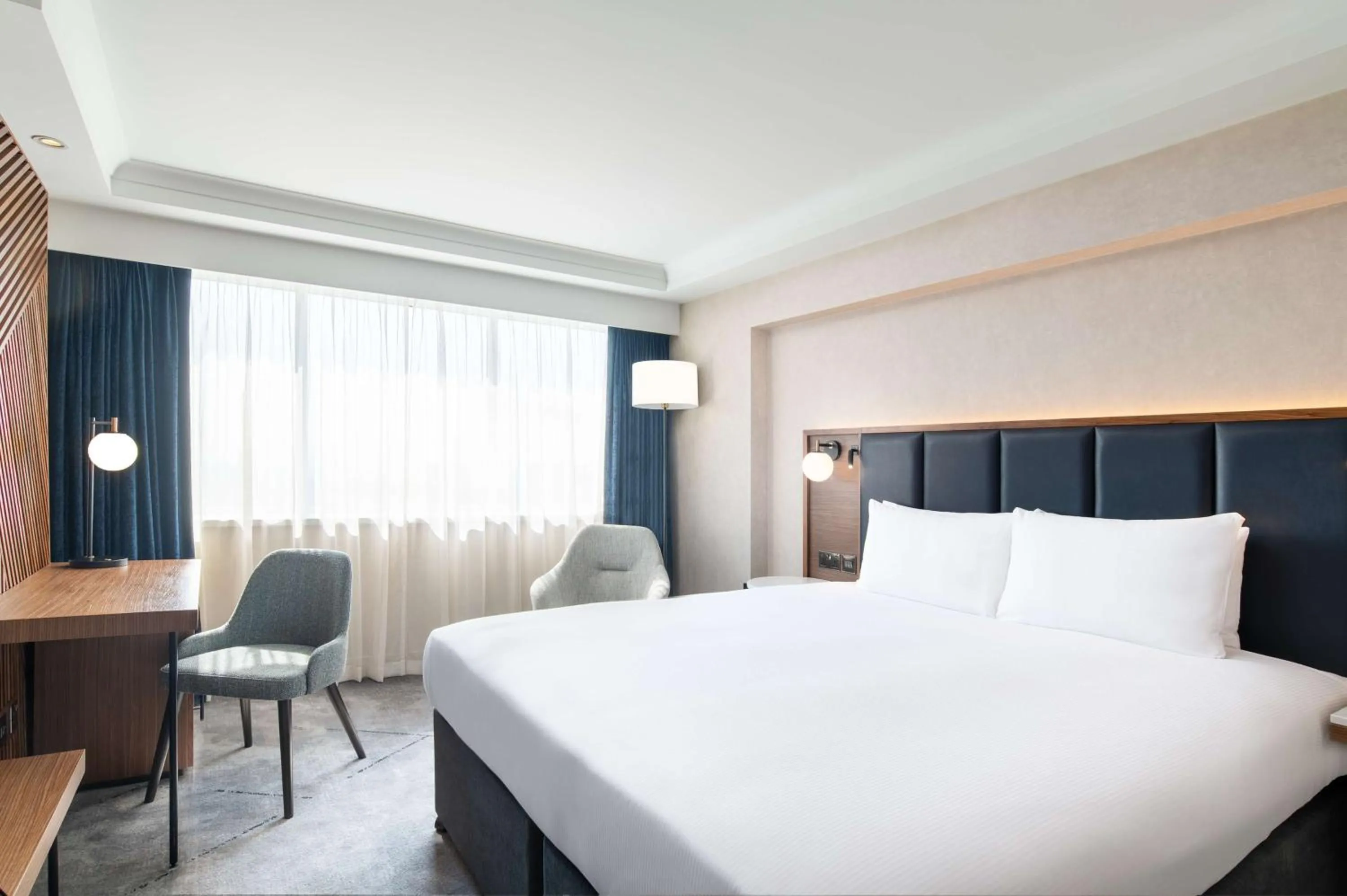 Bedroom, Bed in Hilton London Metropole