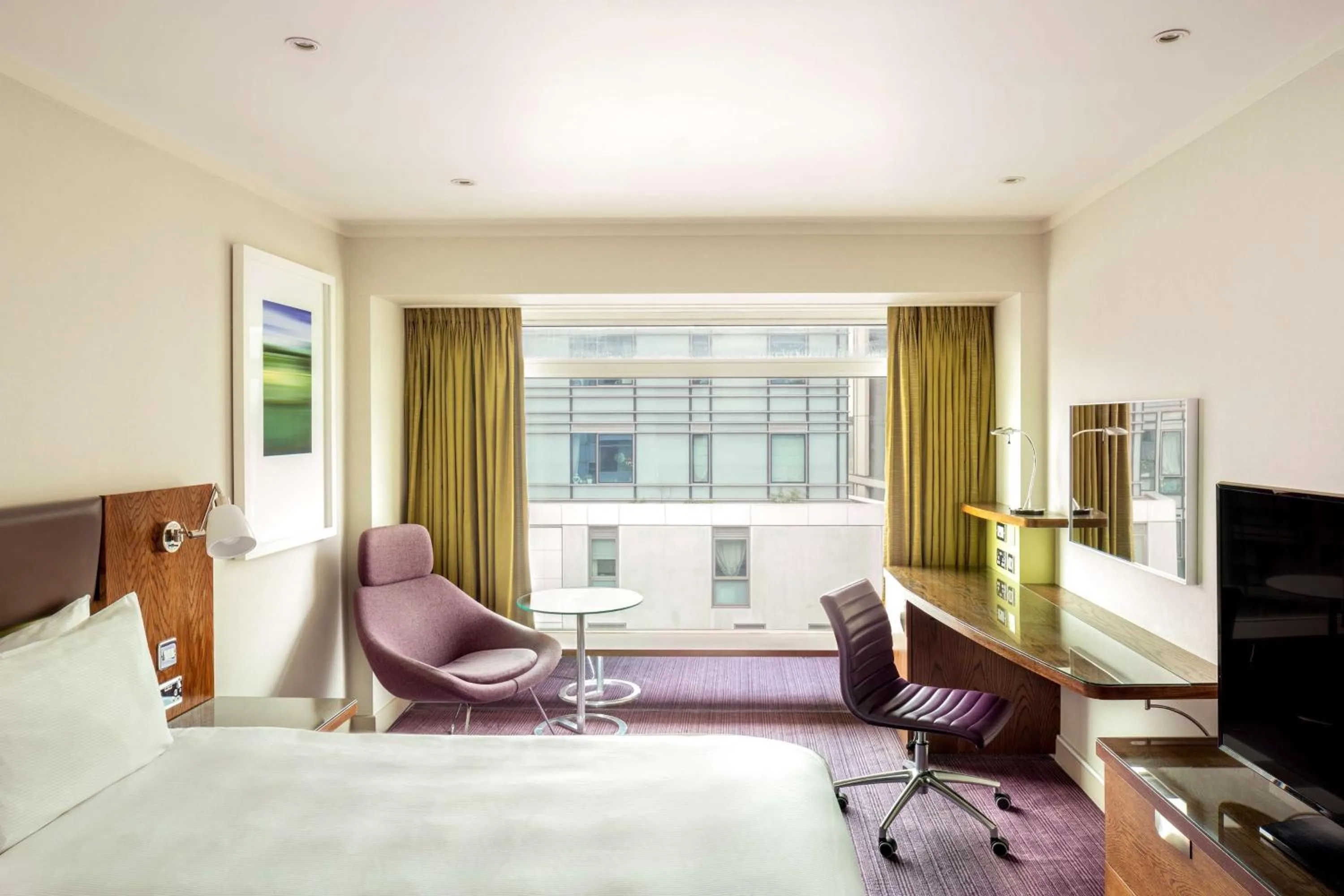 Bedroom, Bed in Hilton London Metropole