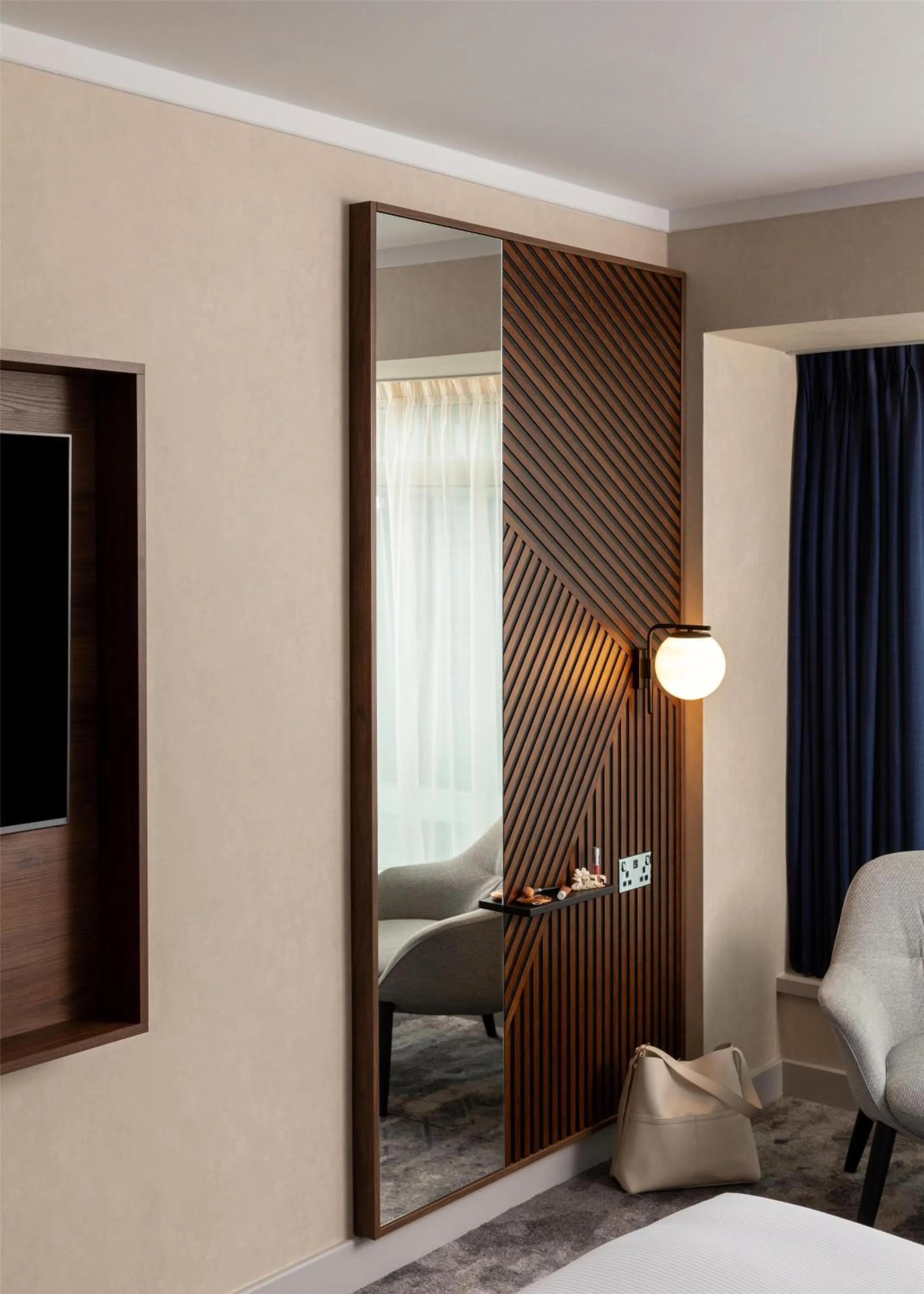 Living room, Bed in Hilton London Metropole