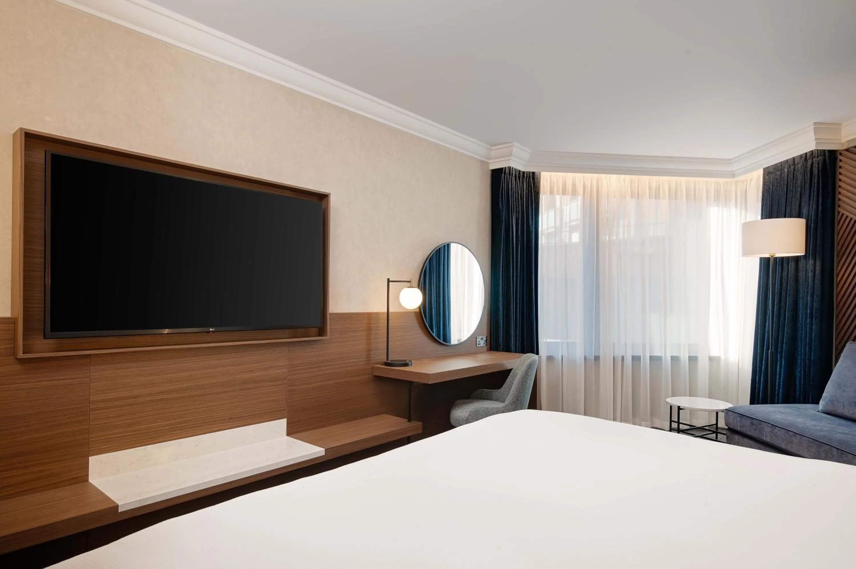 TV and multimedia, Bed in Hilton London Metropole