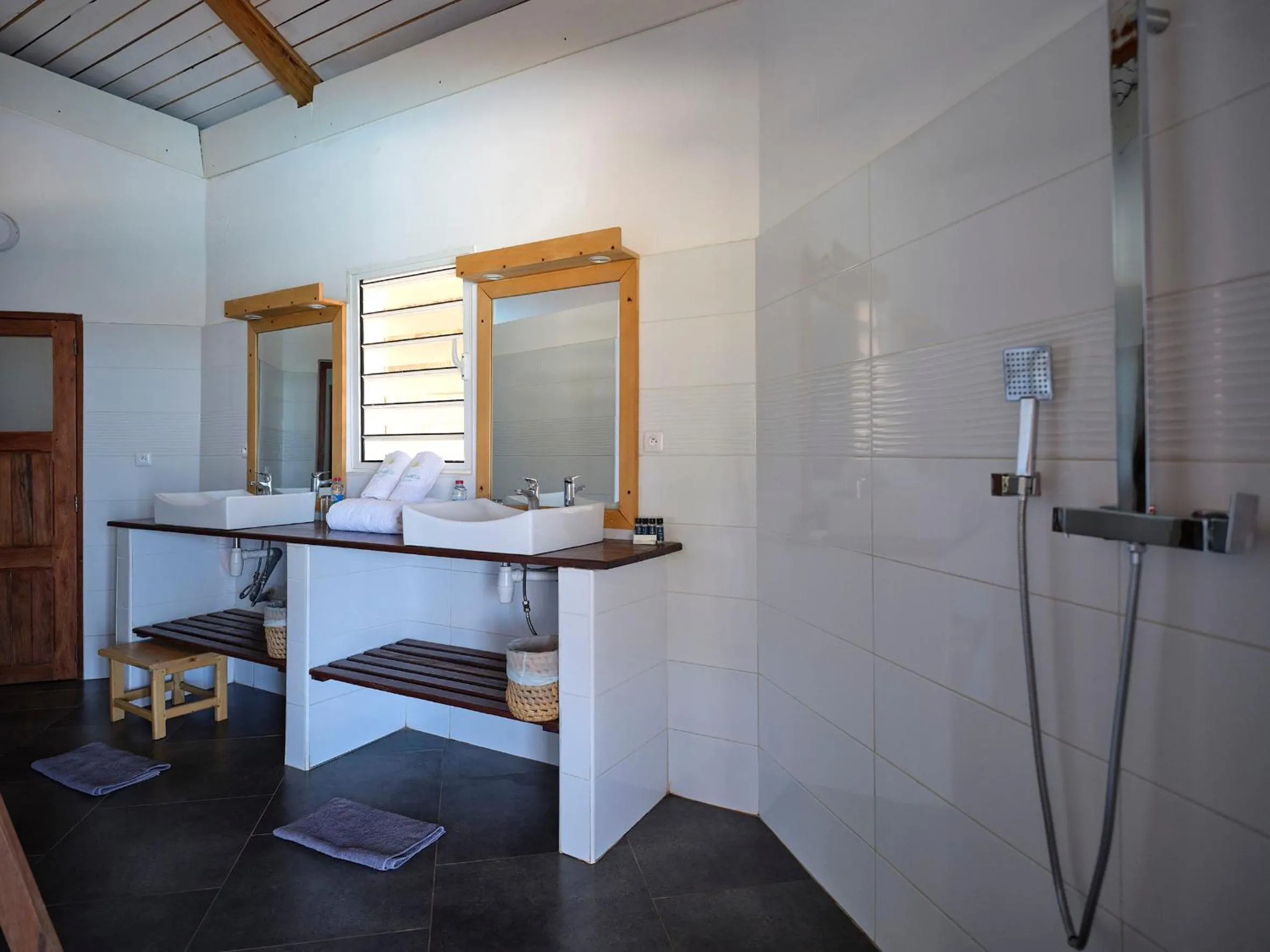 Bathroom, Bed in Antsanitia Resort
